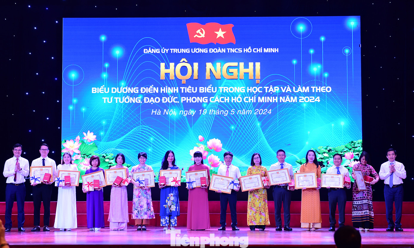 “Tôi xin thay mặt Đảng ủy T.Ư Đoàn ghi nhận, đánh giá cao sự nghiêm túc, trách nhiệm, sáng tạo triển khai thực hiện chỉ thị 05 của nhiều Đảng bộ, chi bộ trực thuộc; và tuyên dương đóng góp thành tích, nỗ lực của nhiều đồng chí đảng viên trong Đảng bộ chúng ta, đặc biệt là 27 gương được tuyên dương”, anh Bùi Quang Huy nói. Trong ảnh, Phó Bí thư Đảng ủy Khối các cơ quan T.Ư Nguyễn Quang Trường và Bí thư thứ nhất T.Ư Đoàn, Bí thư Đảng ủy T.Ư Đoàn Bùi Quang Huy trao khen thưởng các gương tiêu biểu. Ảnh: Xuân Tùng