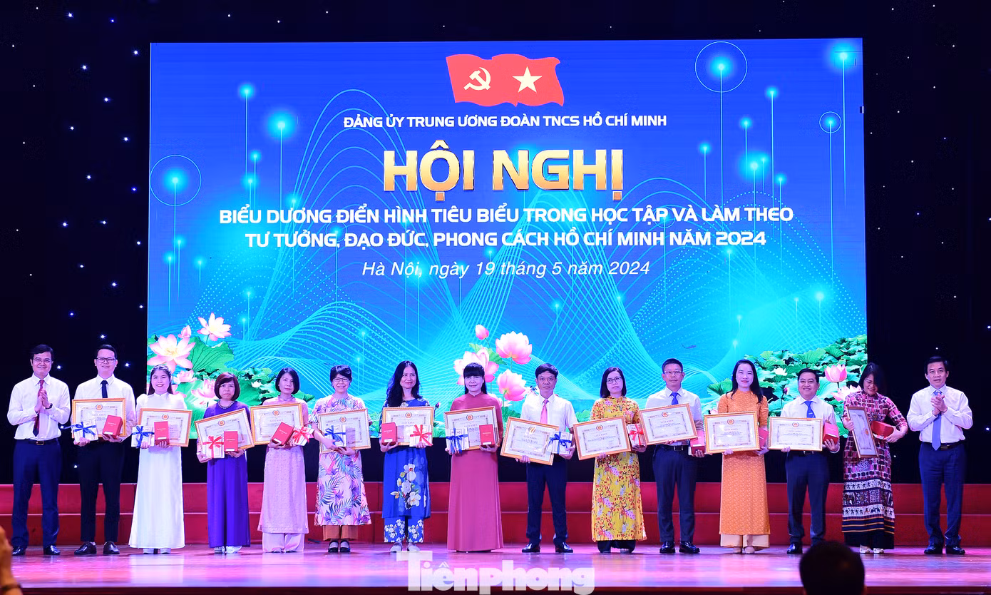 “Tôi xin thay mặt Đảng ủy T.Ư Đoàn ghi nhận, đánh giá cao sự nghiêm túc, trách nhiệm, sáng tạo triển khai thực hiện chỉ thị 05 của nhiều Đảng bộ, chi bộ trực thuộc; và tuyên dương đóng góp thành tích, nỗ lực của nhiều đồng chí đảng viên trong Đảng bộ chúng ta, đặc biệt là 27 gương được tuyên dương”, anh Bùi Quang Huy nói. Trong ảnh, Phó Bí thư Đảng ủy Khối các cơ quan T.Ư Nguyễn Quang Trường và Bí thư thứ nhất T.Ư Đoàn, Bí thư Đảng ủy T.Ư Đoàn Bùi Quang Huy trao khen thưởng các gương tiêu biểu. Ảnh: Xuân Tùng
