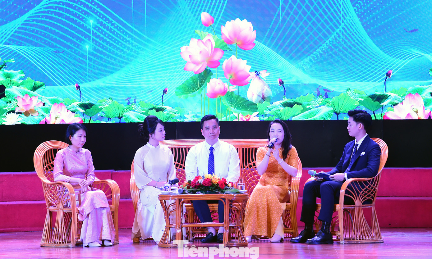 Trong thực hiện học tập tư tưởng, đạo đức và phong cách Hồ Chí Minh của Đảng bộ T.Ư Đoàn, nhiều tổ chức, cá nhân đã trở thành điểm sáng, tấm gương về tinh thần sáng tạo, cần kiệm liêm chính, chí công vô tư. Tại hội nghị đã giao lưu với 3 điển hình tiêu biểu, gồm: anh Lê Anh Quân - Phó Bí thư Chi bộ, Phó Trưởng Ban Công tác thiếu nhi T.Ư Đoàn; chị Nguyễn Duy Thị Hiền Anh - Biên tập viên NXB Kim Đồng; chị Châu Bùi Nữ Vương - đảng viên Đảng bộ Báo Thanh Niên. Ảnh: Xuân Tùng