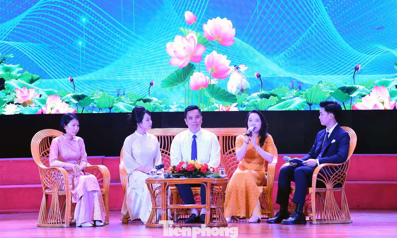 Trong thực hiện học tập tư tưởng, đạo đức và phong cách Hồ Chí Minh của Đảng bộ T.Ư Đoàn, nhiều tổ chức, cá nhân đã trở thành điểm sáng, tấm gương về tinh thần sáng tạo, cần kiệm liêm chính, chí công vô tư. Tại hội nghị đã giao lưu với 3 điển hình tiêu biểu, gồm: anh Lê Anh Quân - Phó Bí thư Chi bộ, Phó Trưởng Ban Công tác thiếu nhi T.Ư Đoàn; chị Nguyễn Duy Thị Hiền Anh - Biên tập viên NXB Kim Đồng; chị Châu Bùi Nữ Vương - đảng viên Đảng bộ Báo Thanh Niên. Ảnh: Xuân Tùng
