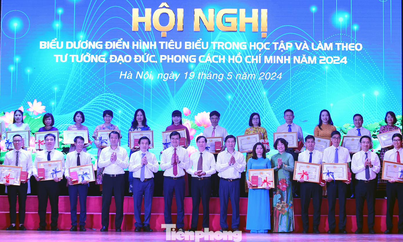 Trong số 27 điển hình được tuyên dương, Đảng bộ Báo Tiền Phong có 3 cá nhân được tuyên dương là: nhà báo Phùng Công Sưởng – Ủy viên Ban Thường vụ Đảng uỷ, Phó Tổng Biên tập phụ trách Báo Tiền Phong; bà Trần Thị Thu Hà – Ủy viên Ban Thường vụ Đảng ủy, Trưởng phòng Tổ chức – Nhân sự kiêm phụ trách Phòng Hành chính Báo Tiền Phong; nhà báo Trần Công Hùng – Ủy viên Ban Chấp hành Đảng bộ, Giám đốc Khối Truyền thông Điện tử Báo Tiền Phong. Ảnh: Xuân Tùng