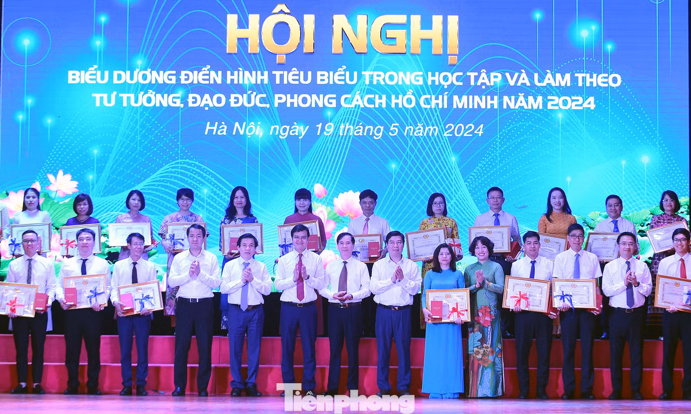 Trong số 27 điển hình được tuyên dương, Đảng bộ Báo Tiền Phong có 3 cá nhân được tuyên dương là: nhà báo Phùng Công Sưởng – Ủy viên Ban Thường vụ Đảng uỷ, Phó Tổng Biên tập phụ trách Báo Tiền Phong; bà Trần Thị Thu Hà – Ủy viên Ban Thường vụ Đảng ủy, Trưởng phòng Tổ chức – Nhân sự kiêm phụ trách Phòng Hành chính Báo Tiền Phong; nhà báo Trần Công Hùng – Ủy viên Ban Chấp hành Đảng bộ, Giám đốc Khối Truyền thông Điện tử Báo Tiền Phong. Ảnh: Xuân Tùng