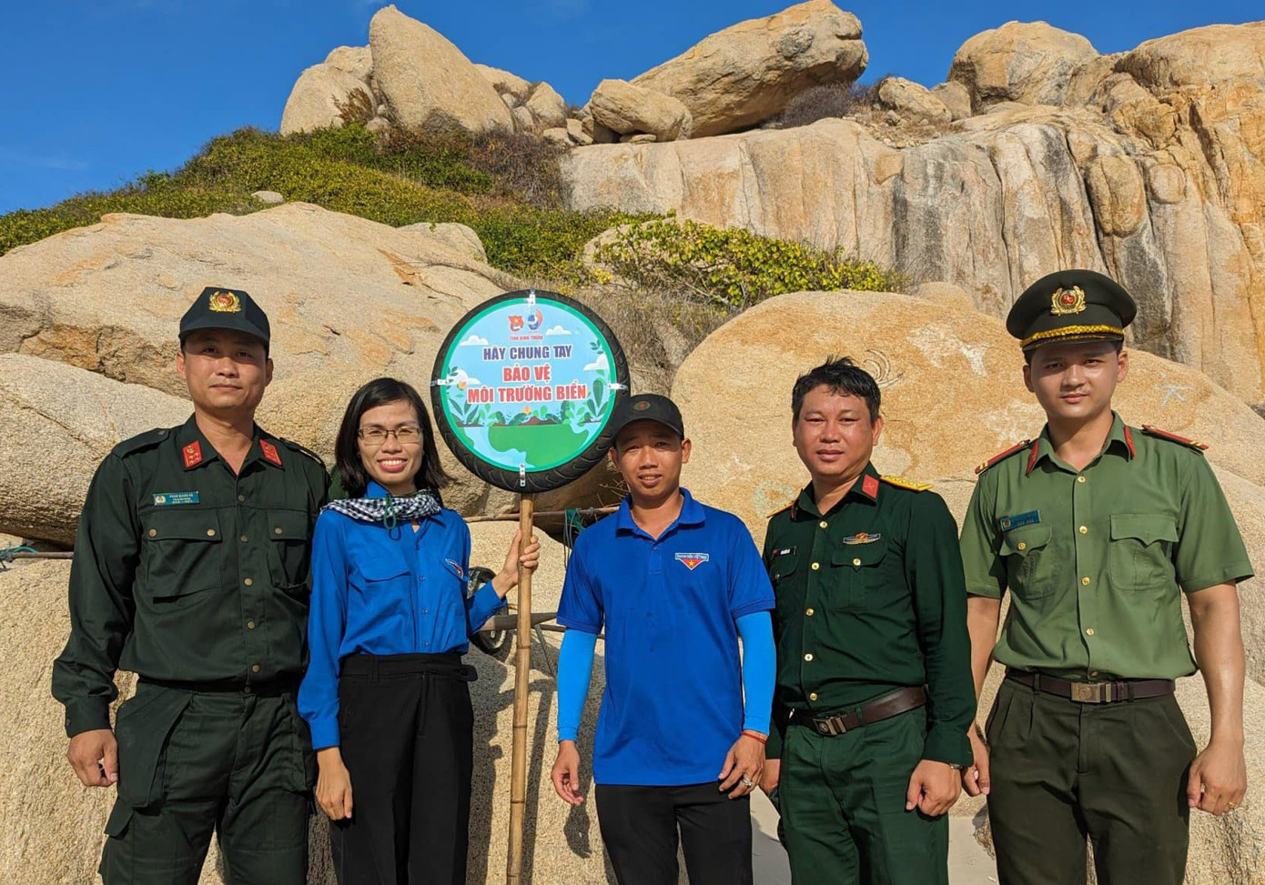 Đoàn viên thanh niên Bình Thuận thực hiện mô hình biển báo bảo vệ môi trường biển. Ảnh: TĐBT