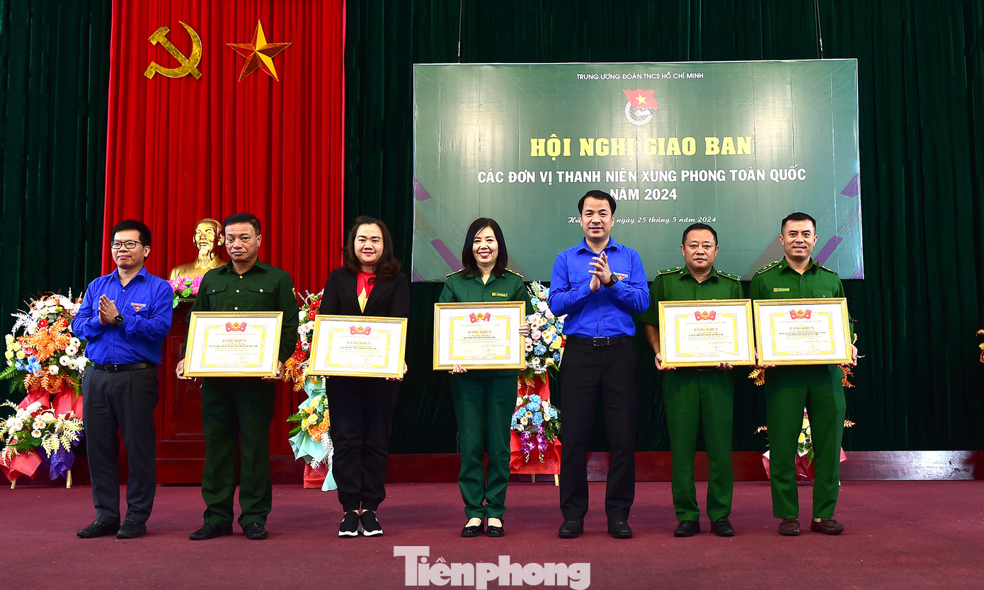 Dịp này, T.Ư Đoàn trao Bằng khen các cá nhân, đơn vị có thành tích xuất sắc. Ảnh: Xuân Tùng Dịp này, T.Ư Đoàn trao Bằng khen các cá nhân, đơn vị có thành tích xuất sắc. Ảnh: Xuân Tùng