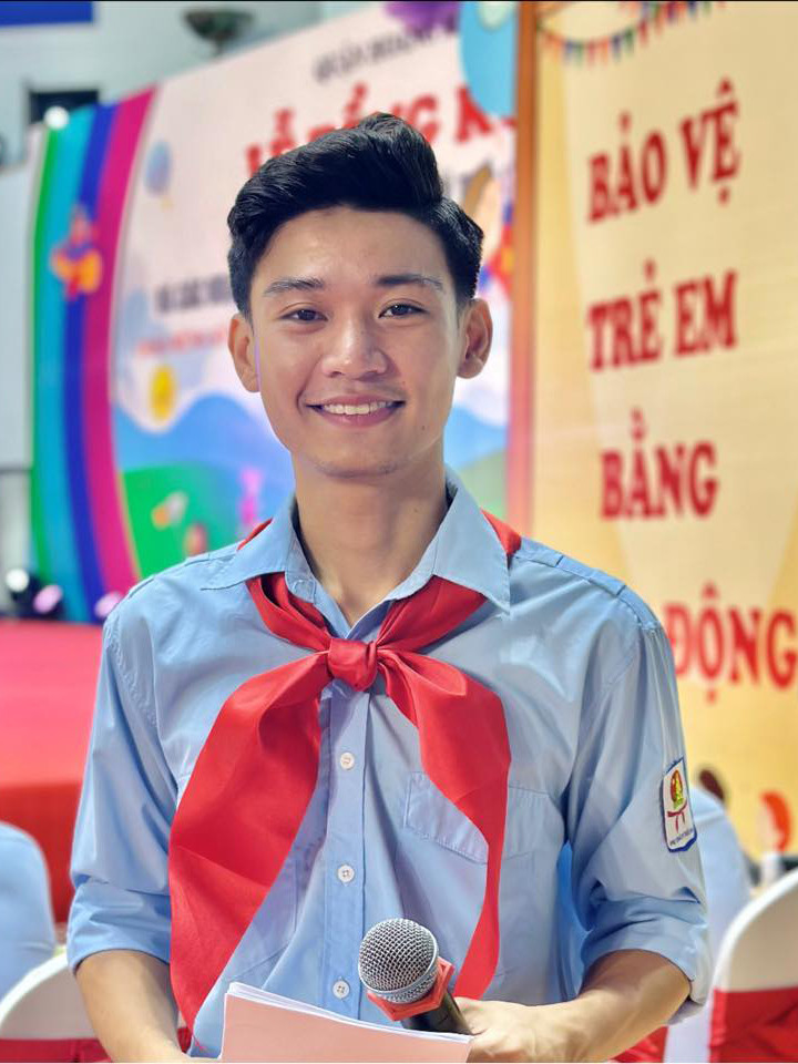 Nguyễn Mậu Thành trong chương trình thiếu nhi. Ảnh: FBNV