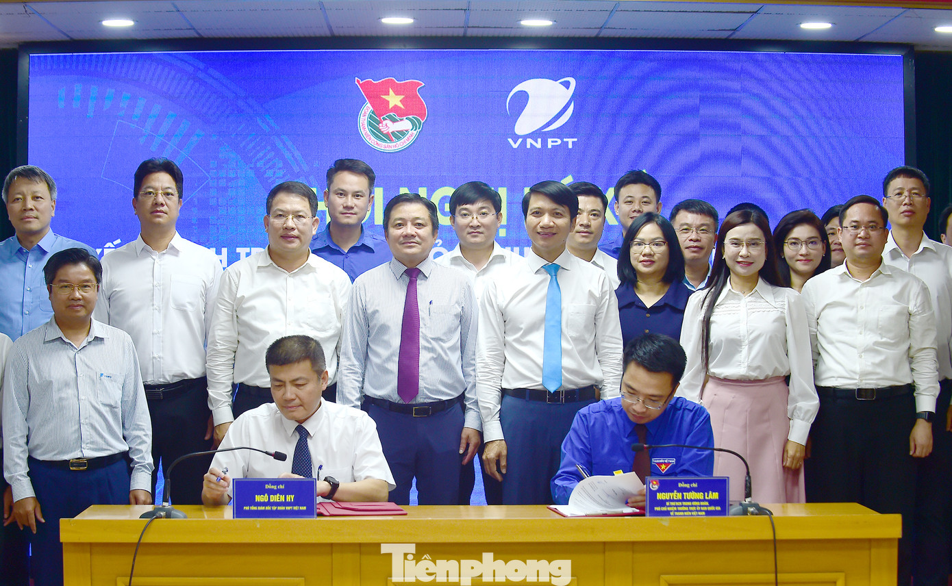 Bí thư T.Ư Đoàn Nguyễn Tường Lâm và Phó Tổng Giám đốc VNPT Ngô Diên Hy ký kết thoả thuận hợp tác năm 2024 giữa T.Ư Đoàn và VNPT. Ảnh: Xuân Tùng Bí thư T.Ư Đoàn Nguyễn Tường Lâm và Phó Tổng Giám đốc VNPT Ngô Diên Hy ký kết thoả thuận hợp tác năm 2024 giữa T.Ư Đoàn và VNPT. Ảnh: Xuân Tùng