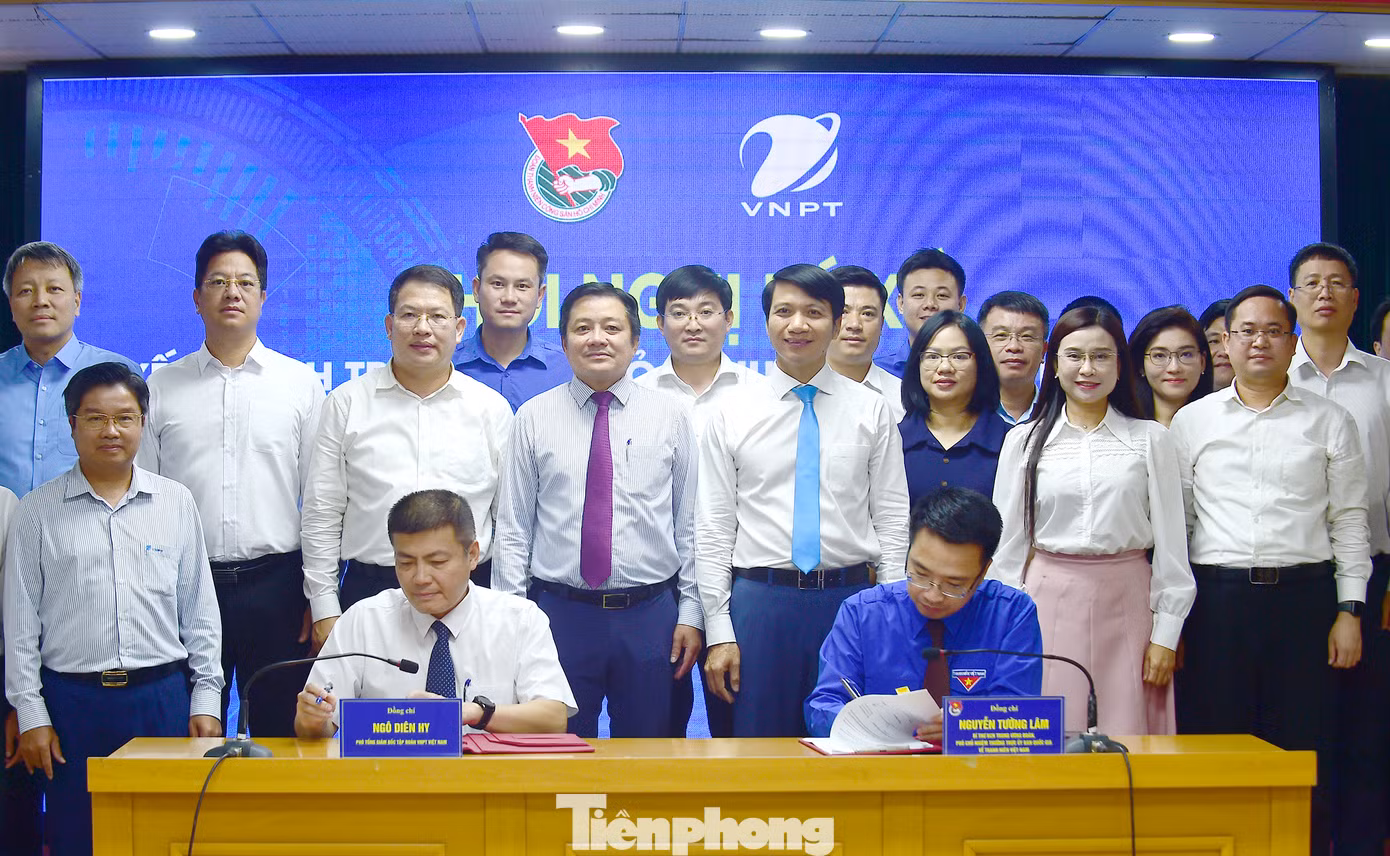 Bí thư T.Ư Đoàn Nguyễn Tường Lâm và Phó Tổng Giám đốc VNPT Ngô Diên Hy ký kết thoả thuận hợp tác năm 2024 giữa T.Ư Đoàn và VNPT. Ảnh: Xuân Tùng