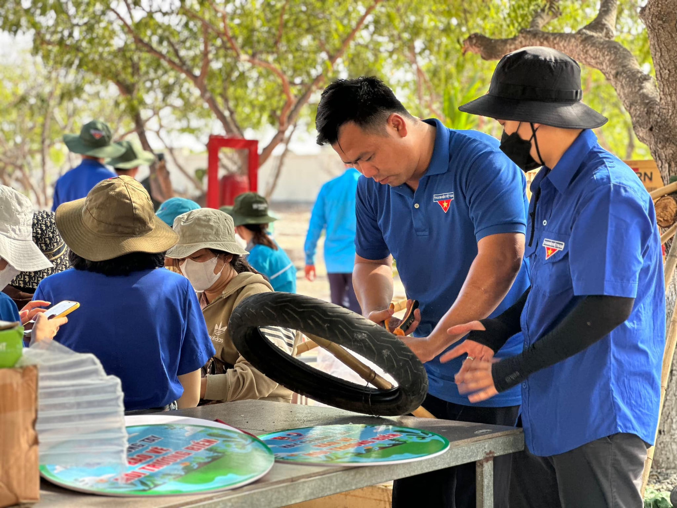 Đoàn viên thanh niên Bình Thuận thực hiện mô hình biển báo bảo vệ môi trường biển. Ảnh: TĐBT