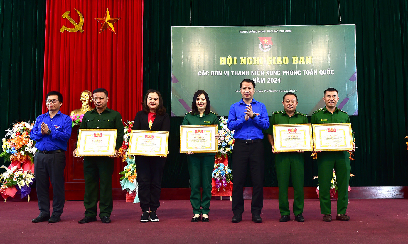 Tổng Đội TNXP là một trong những đơn vị có thành tích xuất sắc trong năm 2023 được T.Ư Đoàn tặng Bằng khen. (Chị Nguyễn Bích Hợp, thứ 4 từ phải sang, nhận bằng khen). Ảnh: Xuân Tùng
