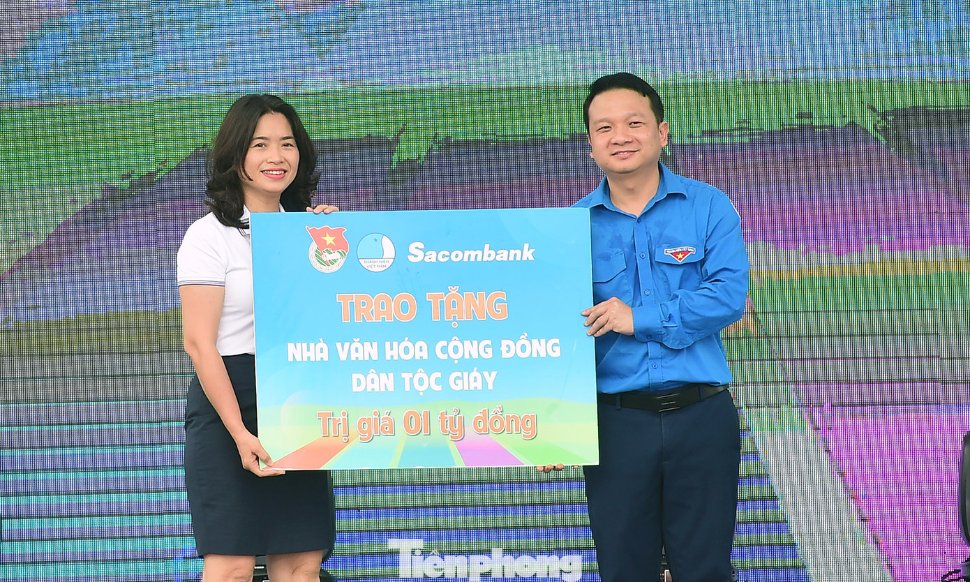Đại diện Sacombank trao tặng công trình nhà văn hoá cộng đồng dân tộc Giáy tại Yên Bái.