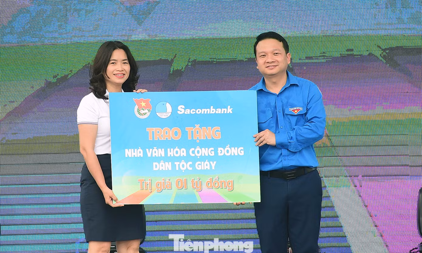 Đại diện Sacombank trao tặng công trình nhà văn hoá cộng đồng dân tộc Giáy tại Yên Bái.