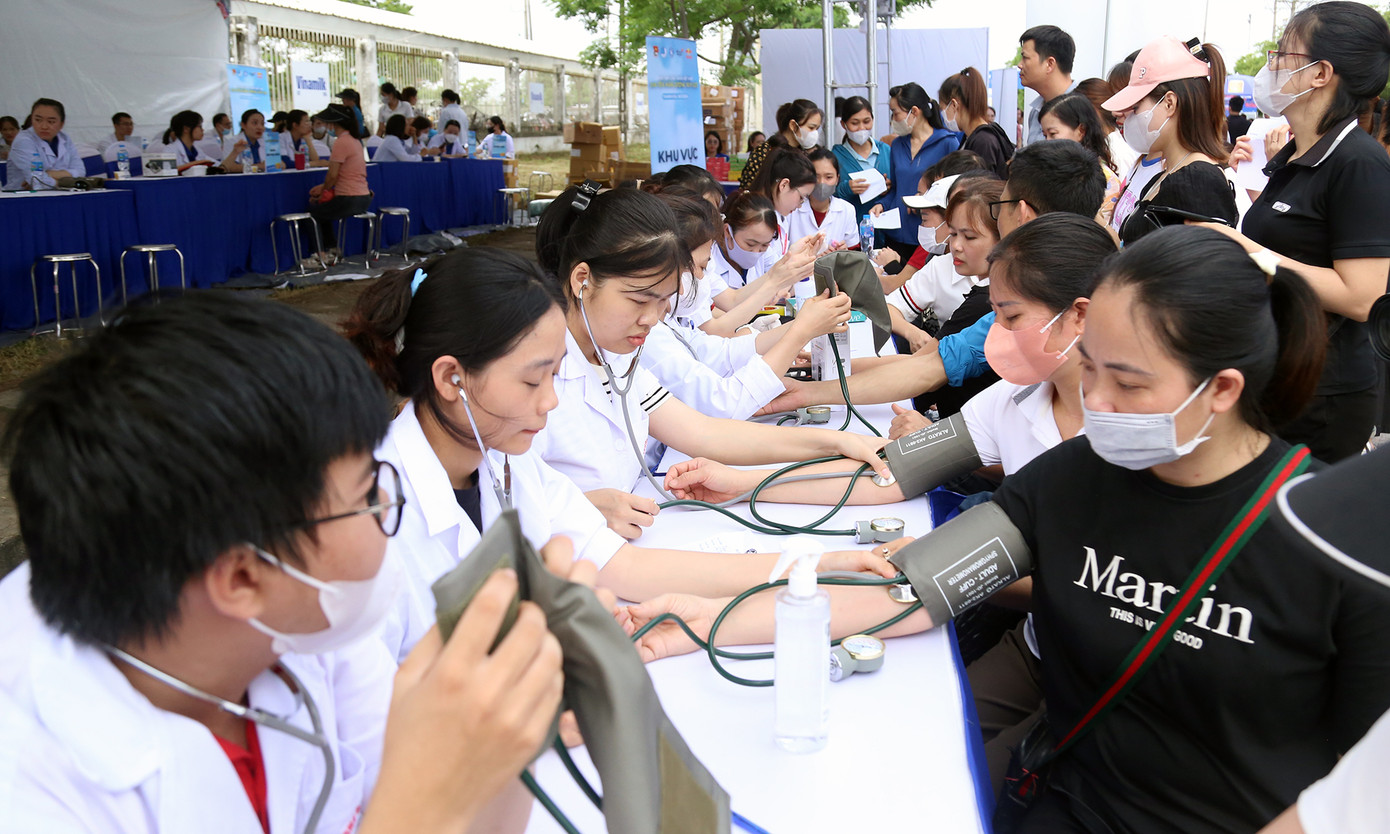 Hoạt động khám bệnh, tư vấn chăm sóc sức khoẻ; bốc thăm trúng thưởng và tặng quà tại Ngày hội.