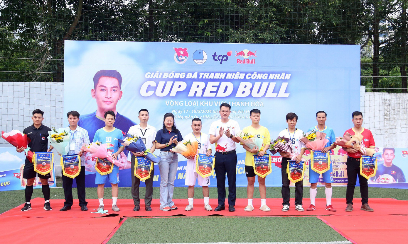 Phó Chủ tịch thường trực T.Ư Hội LHTN Việt Nam Nguyễn Kim Quy và Giám đốc Marketing nhãn hàng Red Bull Trần Nguyễn Nhật Uyên tặng cờ và hoa cho các đội tham gia giải.