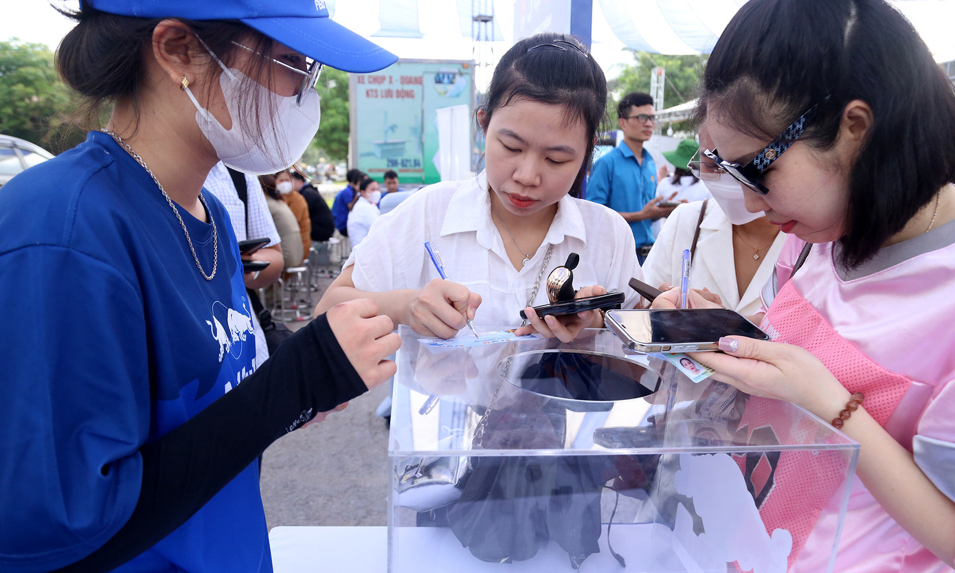 Hoạt động khám bệnh, tư vấn chăm sóc sức khoẻ; bốc thăm trúng thưởng và tặng quà tại Ngày hội.