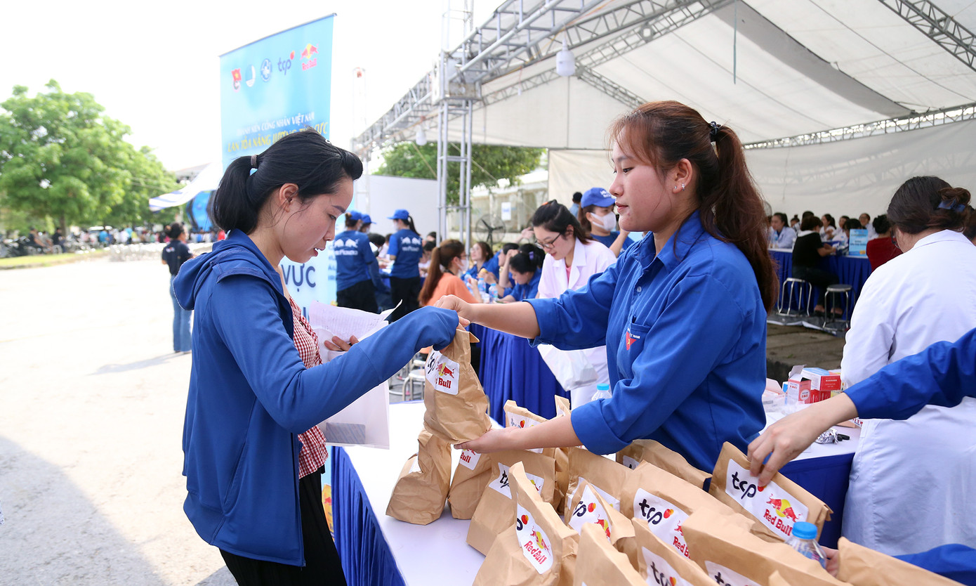 Hoạt động khám bệnh, tư vấn chăm sóc sức khoẻ; bốc thăm trúng thưởng và tặng quà tại Ngày hội.