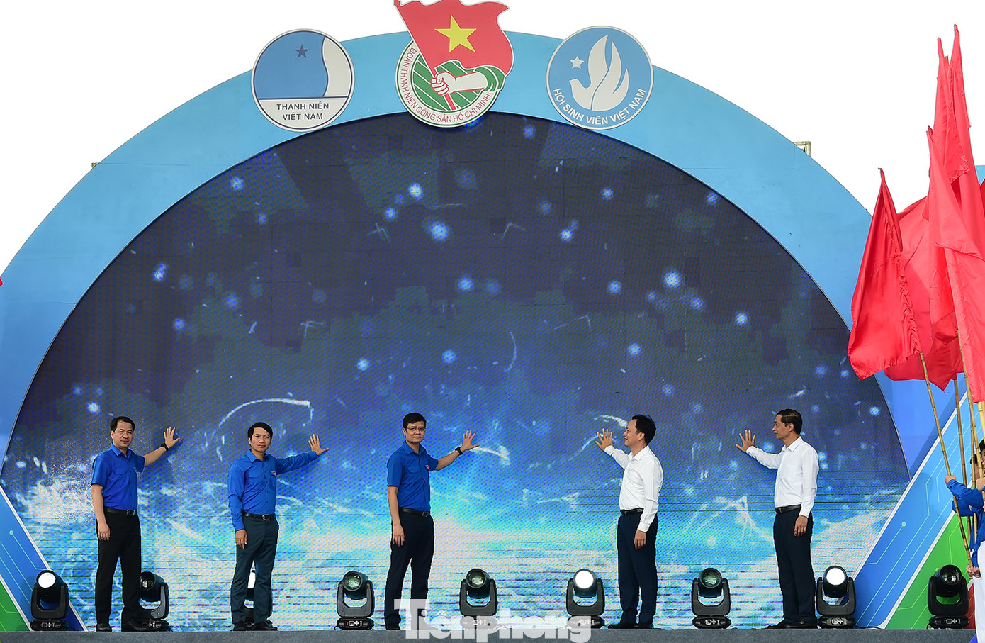 Các đại biểu thực hiện nghi thức ra quân Chiến dịch TNTN Hè năm 2024.