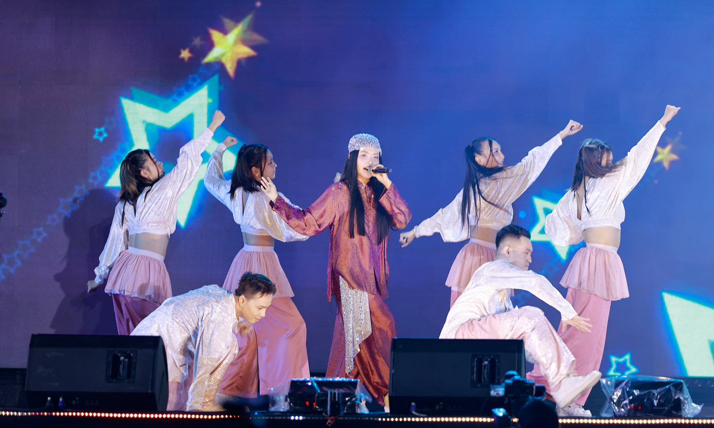 Chương trình văn nghệ còn có sự tham gia biểu diễn của nữ ca sĩ trẻ Phương Mỹ Chi với các bài hát “Vũ trụ có anh”, “Bóng phù hoa”, “Những ngôi sao xa xôi”. Ảnh: BTC