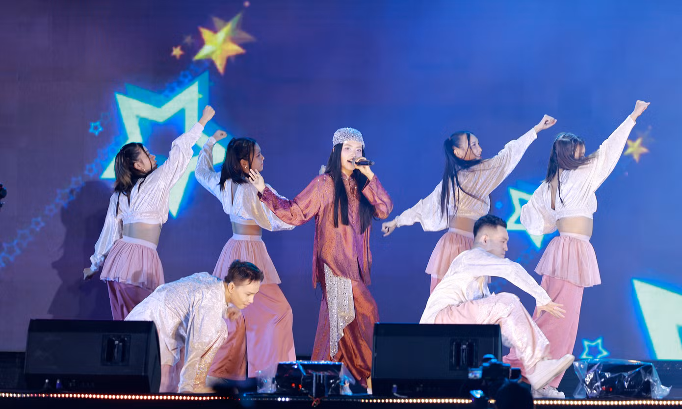 Chương trình văn nghệ còn có sự tham gia biểu diễn của nữ ca sĩ trẻ Phương Mỹ Chi với các bài hát “Vũ trụ có anh”, “Bóng phù hoa”, “Những ngôi sao xa xôi”. Ảnh: BTC