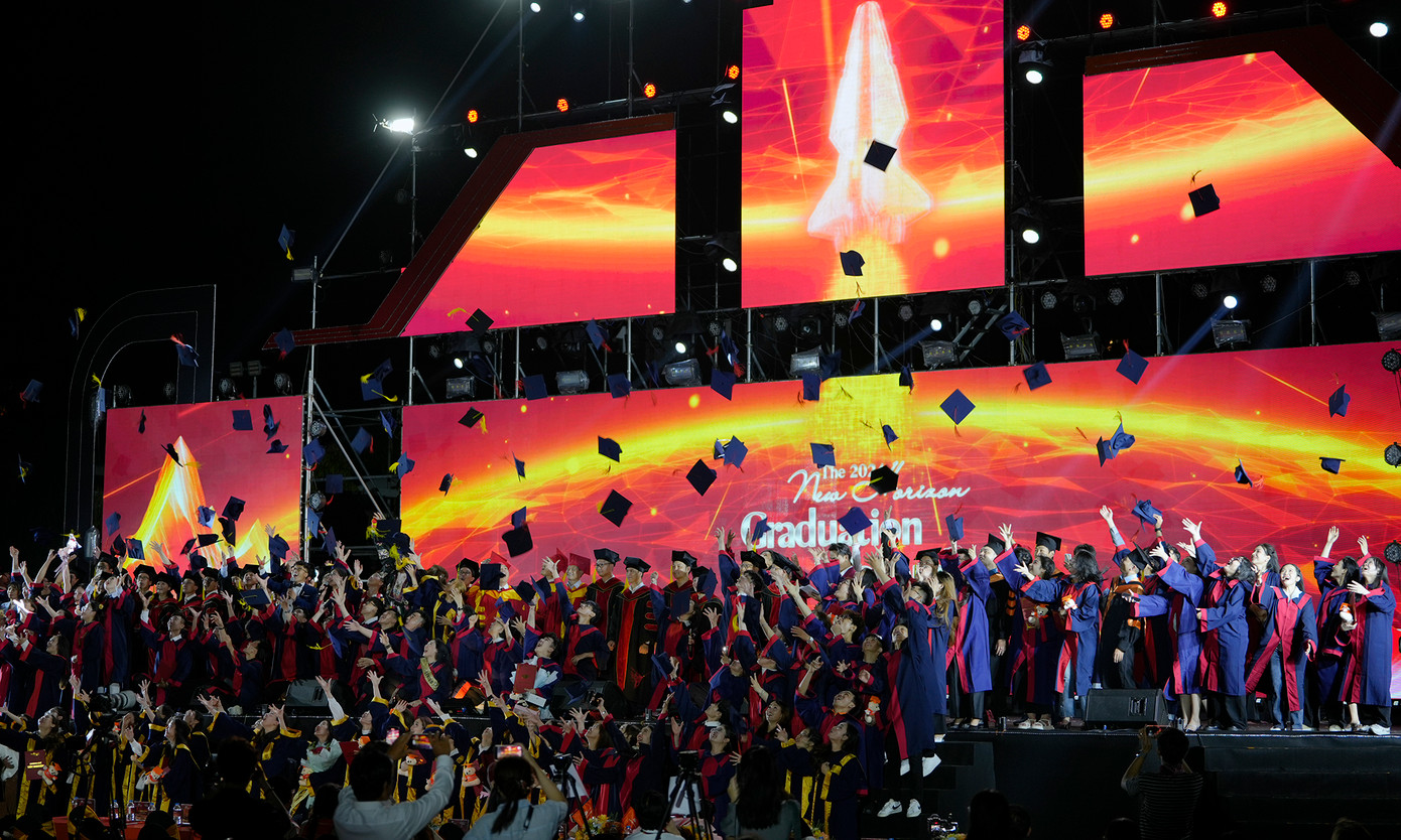 Các sinh viên tốt nghiệp tung nón cuối chương trình. Ảnh: BTC