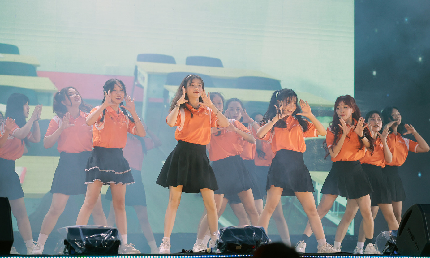 Các tiết mục biểu diễn võ Vovinam - một trong những môn võ cổ truyền của người Việt, hát và nhảy hiện đại của sinh viên tại chương trình. Ảnh: BTC