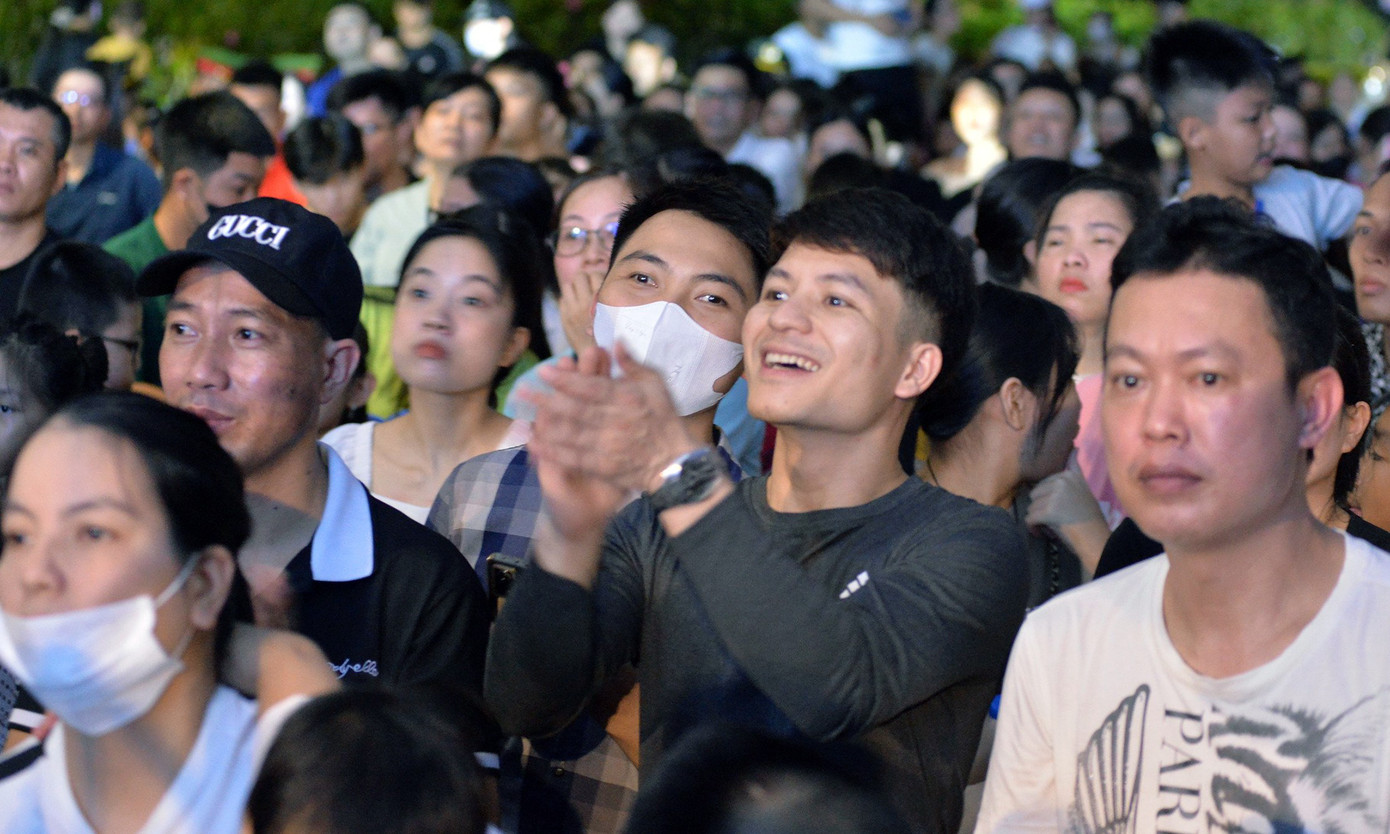 Khán giả theo dõi, cổ vũ chương trình. Ảnh: P.Linh Khán giả theo dõi, cổ vũ chương trình. Ảnh: P.Linh