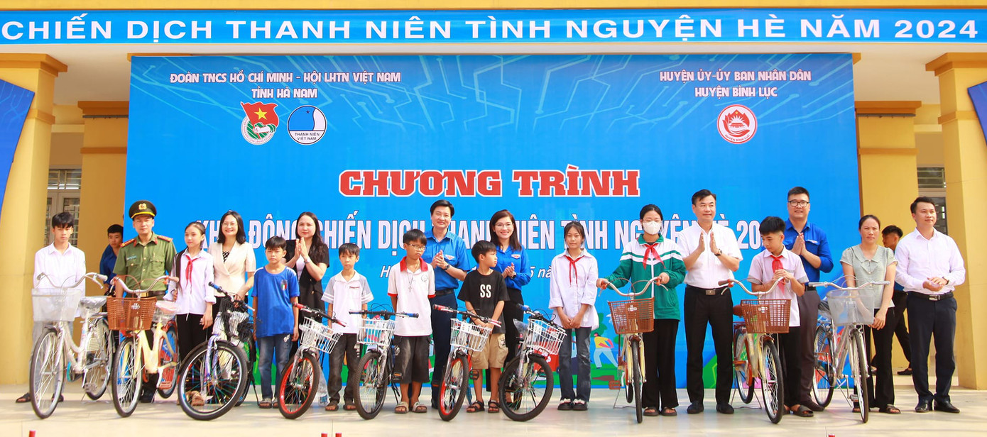 Nhiều phần quà được trao tặng trong chương trình Nhiều phần quà được trao tặng trong chương trình