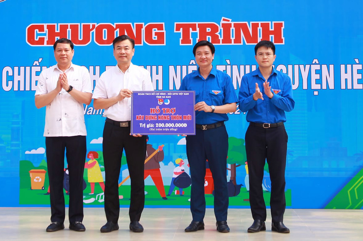 Tỉnh Đoàn Hà Nam trao tặng nguồn lực tại chương trình. Ảnh: TĐHN Tỉnh Đoàn Hà Nam trao tặng nguồn lực tại chương trình. Ảnh: TĐHN