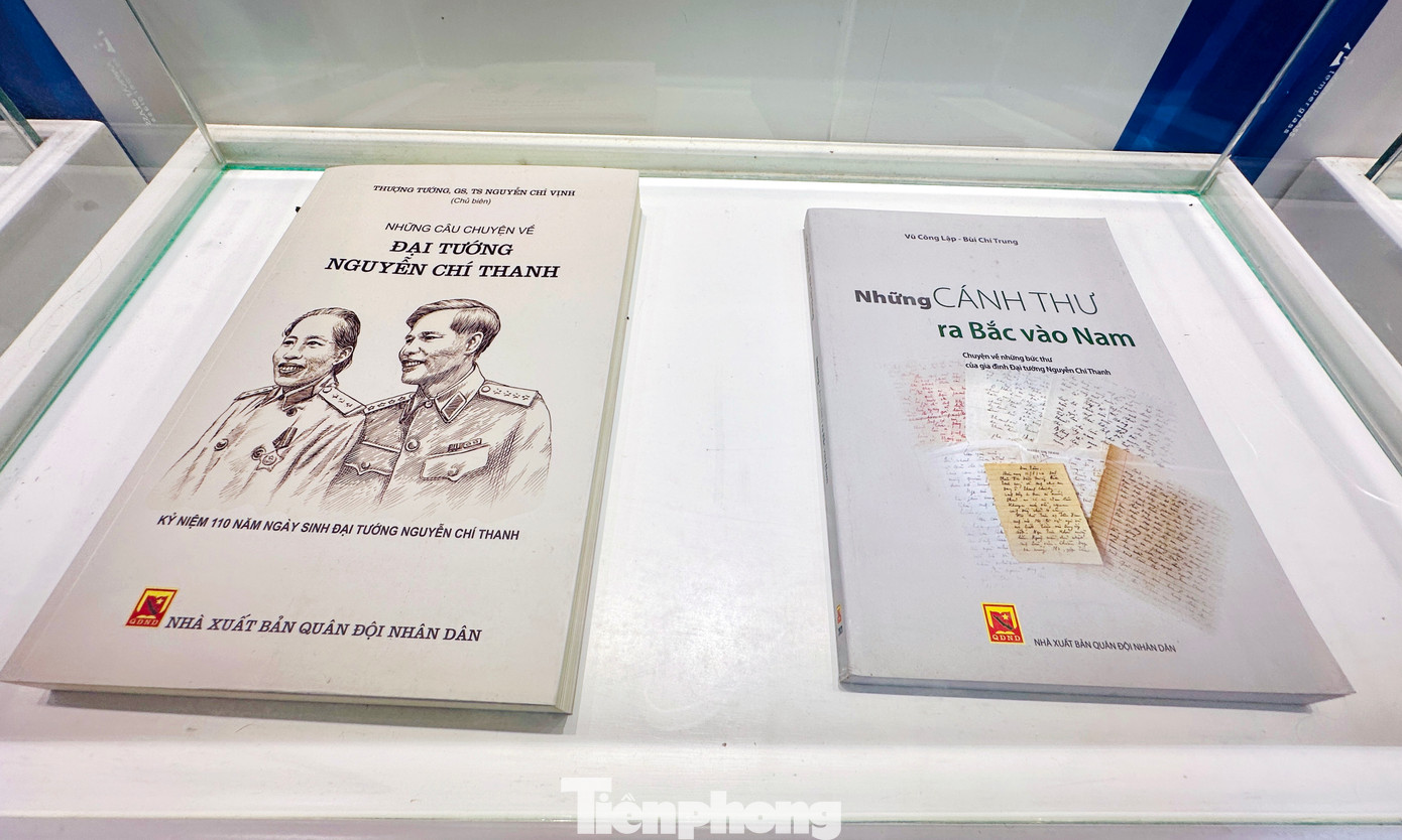 Một số cuốn sách về Đại tướng Nguyễn Chí Thanh - Chủ tịch đầu tiên Hội LHTN Việt Nam tại phòng truyền thống T.Ư Hội LHTN Việt Nam. Ảnh: Xuân Tùng