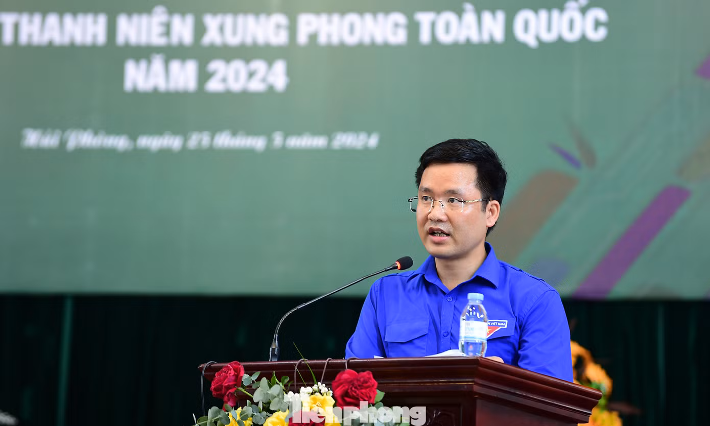 Anh Vũ Huy Dương - Phó trưởng Ban TNXP T.Ư Đoàn trình bày báo cáo tại hội nghị. Ảnh: Xuân Tùng
