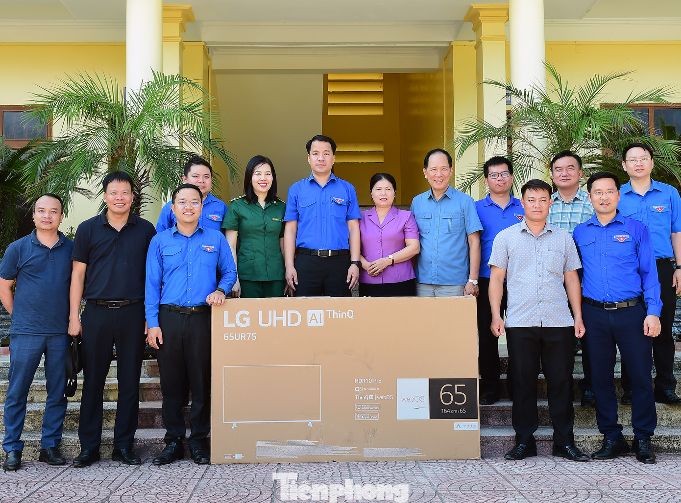 Dịp này, đoàn công tác tặng quà huyện đảo Bạch Long Vĩ. Ảnh: Xuân Tùng