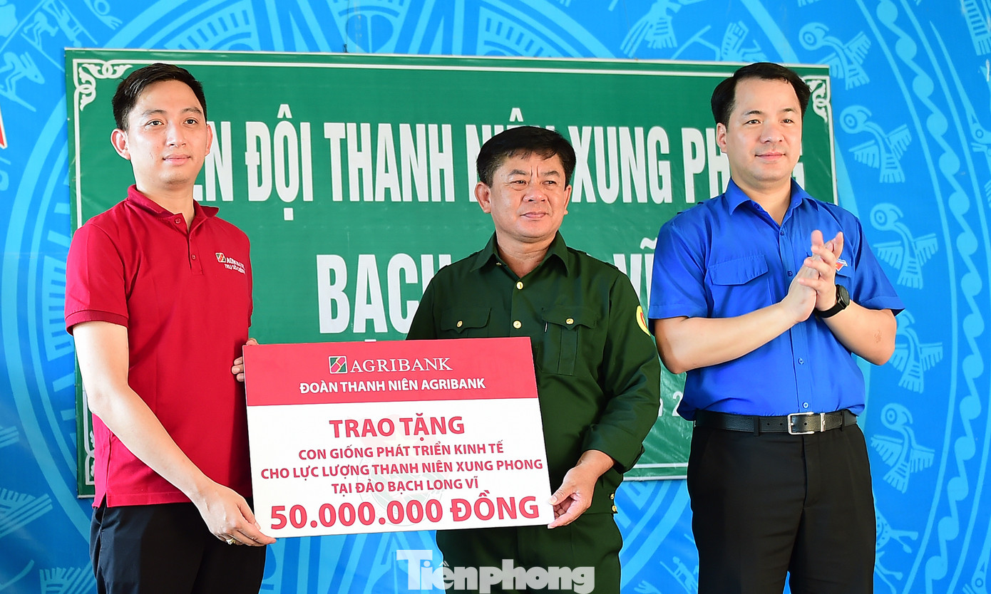Đại diện Đoàn Thanh niên Agribank trao biển tượng trưng cho lực lượng TNXP trên đảo Bạch Long Vĩ. Ảnh: Xuân Tùng