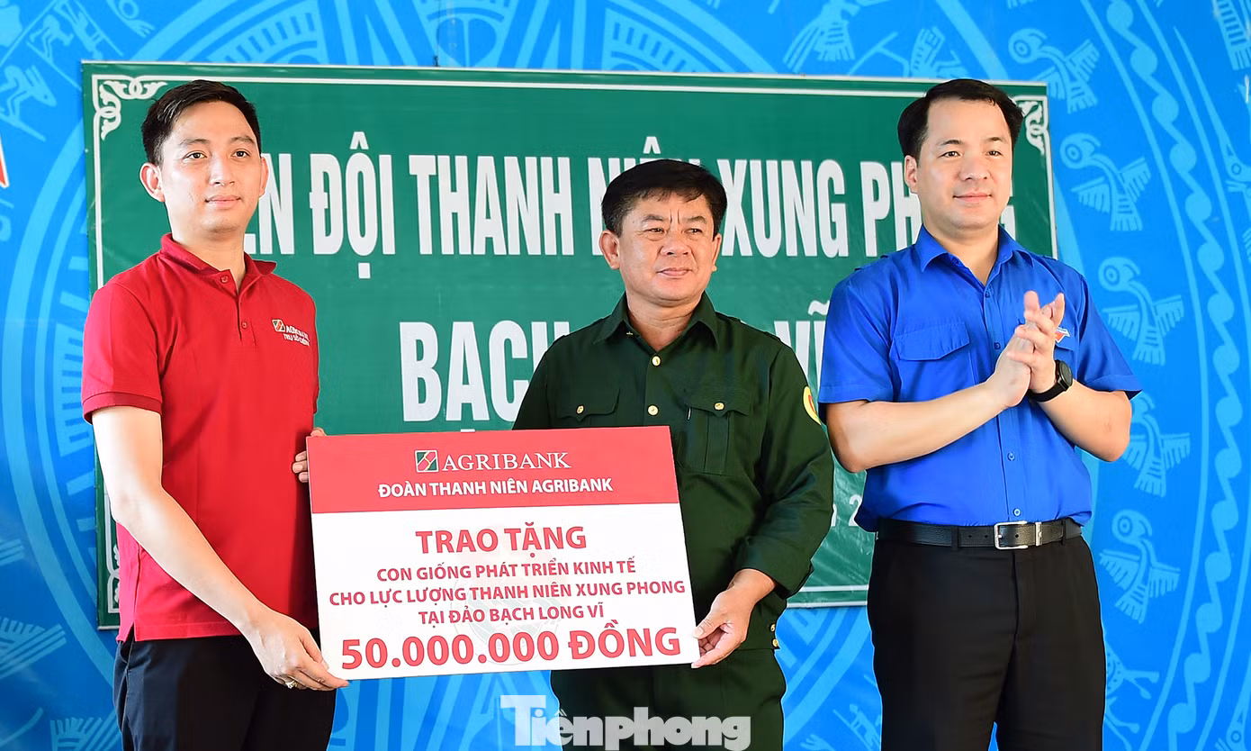 Đại diện Đoàn Thanh niên Agribank trao biển tượng trưng cho lực lượng TNXP trên đảo Bạch Long Vĩ. Ảnh: Xuân Tùng