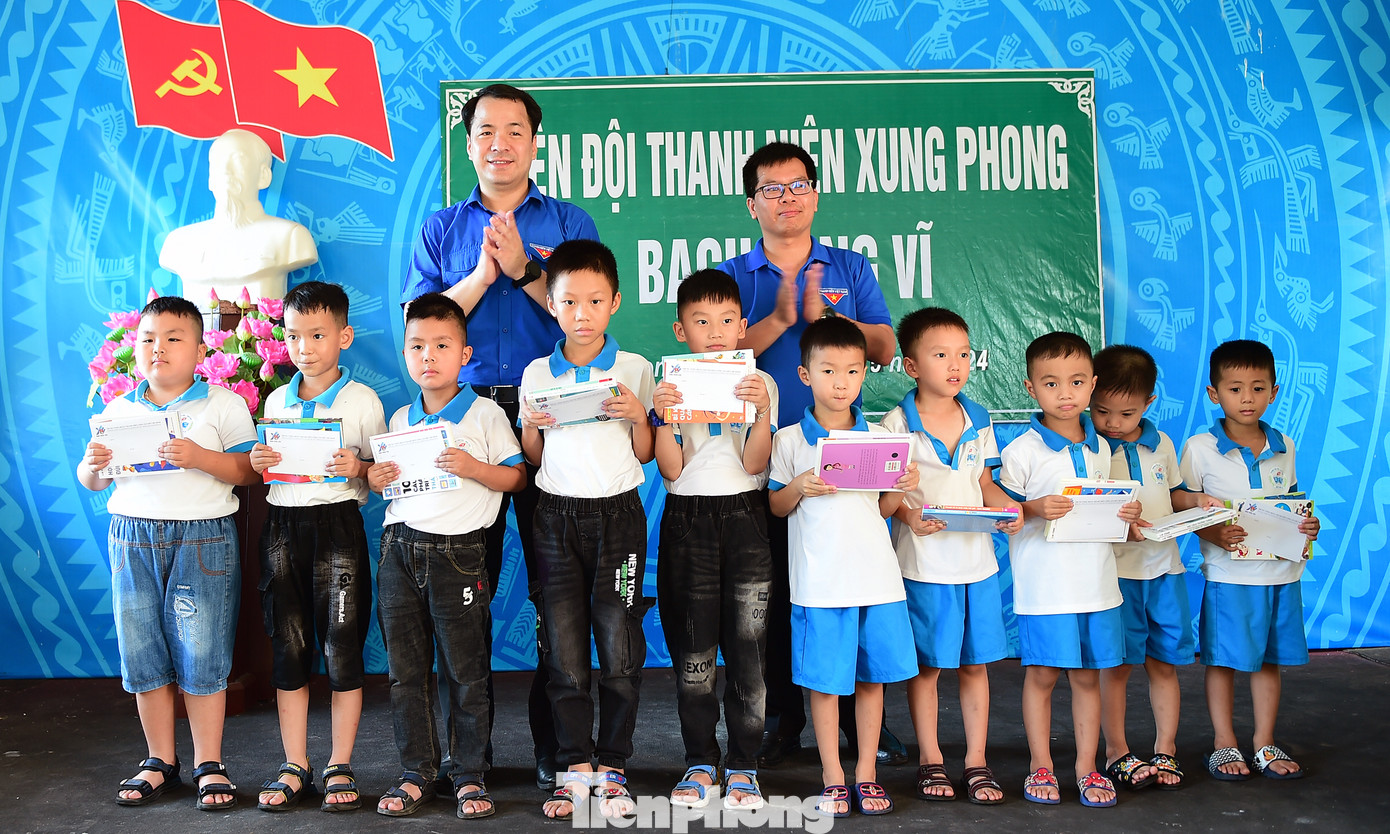 Anh Ngô Văn Cương - Bí thư T.Ư Đoàn và anh Lê Thanh Tú - Trưởng Ban Thanh niên xung phong T.Ư Đoàn tặng quà thiếu nhi đảo Bạch Long Vĩ. Ảnh: Xuân Tùng