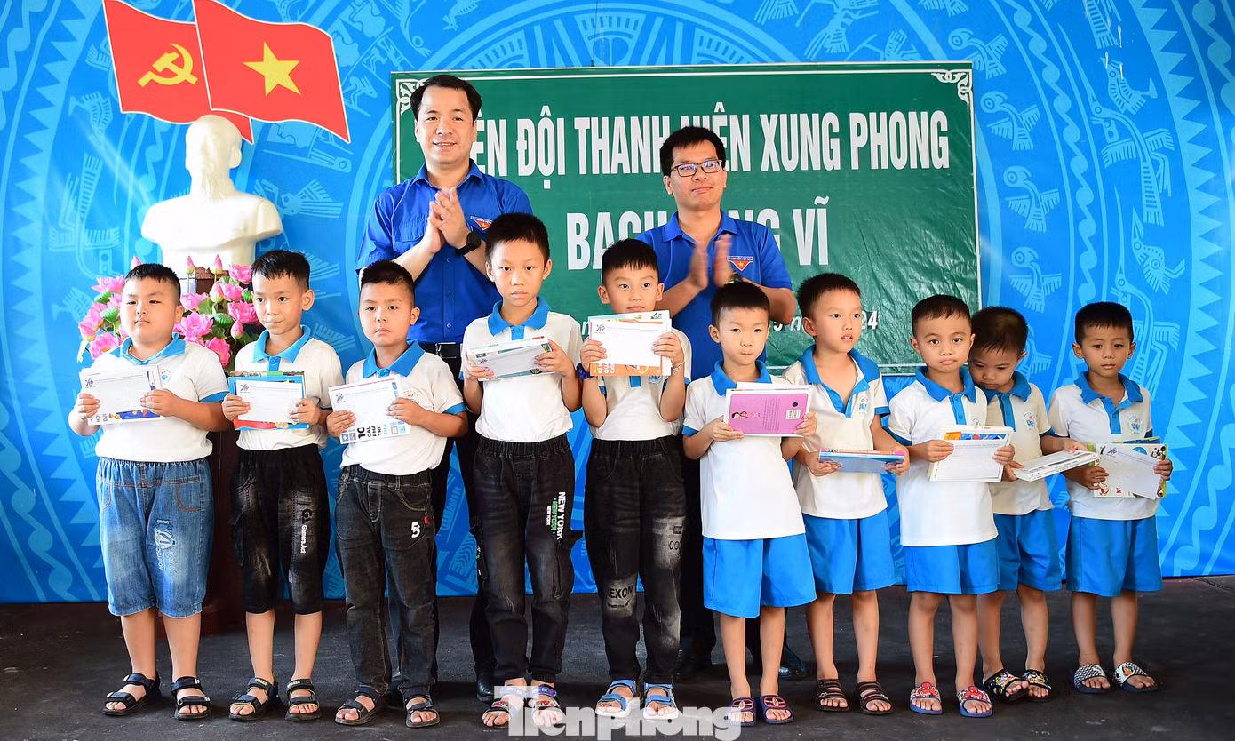 Anh Ngô Văn Cương - Bí thư T.Ư Đoàn và anh Lê Thanh Tú - Trưởng Ban Thanh niên xung phong T.Ư Đoàn tặng quà thiếu nhi đảo Bạch Long Vĩ. Ảnh: Xuân Tùng