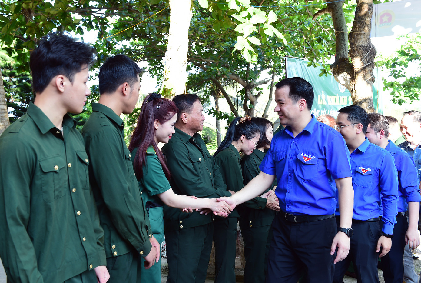 Bí thư T.Ư Đoàn Ngô Văn Cương thăm, động viên lực lượng TNXP trên đảo Bạch Long Vĩ. Ảnh: Xuân Tùng