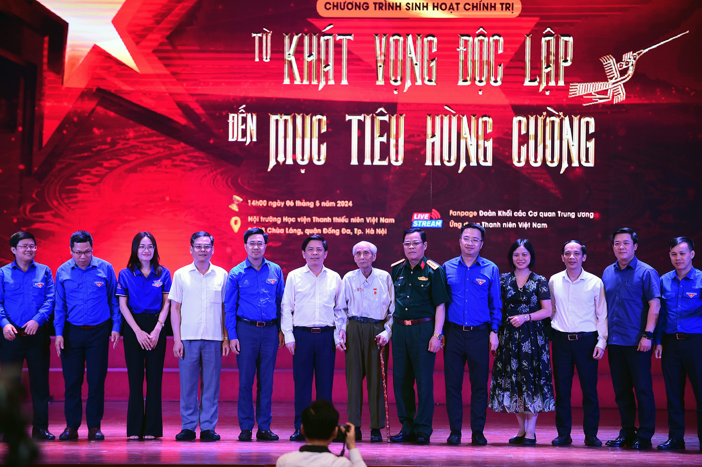 Các đại biểu, khách mời chụp ảnh lưu niệm tại chương trình. Ảnh: Xuân Tùng Các đại biểu, khách mời chụp ảnh lưu niệm tại chương trình. Ảnh: Xuân Tùng