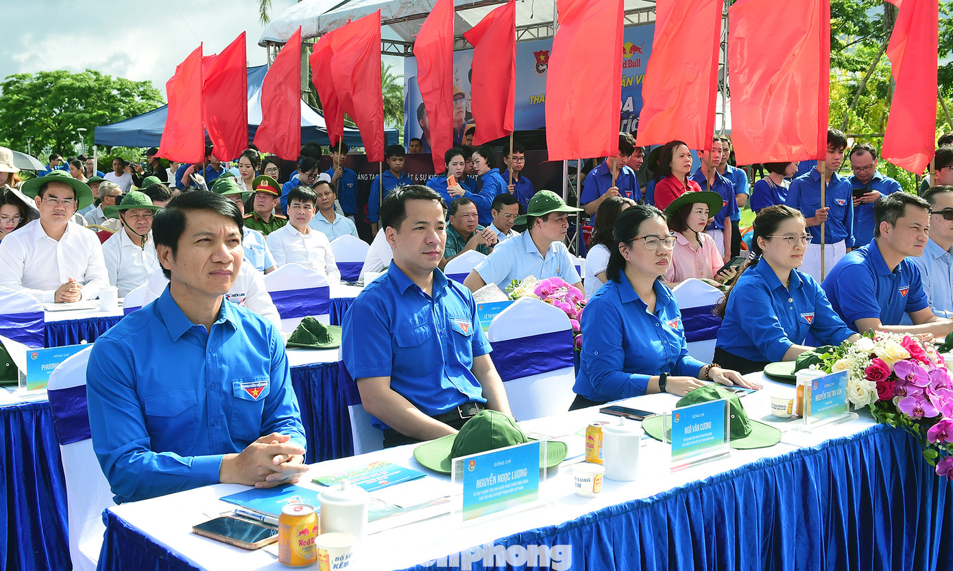 Cùng dự, có anh Ngô Văn Cương - Bí thư T.Ư Đoàn, Chủ nhiệm Ủy kiểm tra T.Ư Đoàn; anh Nguyễn Tường Lâm - Phó Chủ nhiệm thường trực UBQG về Thanh niên Việt Nam; chị Nguyễn Phạm Duy Trang - Bí thư T.Ư Đoàn, Chủ tịch Hội đồng Đội T.Ư; anh Nguyễn Minh Triết - Bí thư T.Ư Đoàn, Chủ tịch T.Ư Hội Sinh viên Việt Nam; lãnh đạo các bộ, ban, ngành T.Ư và lãnh đạo TP. Hải Phòng.