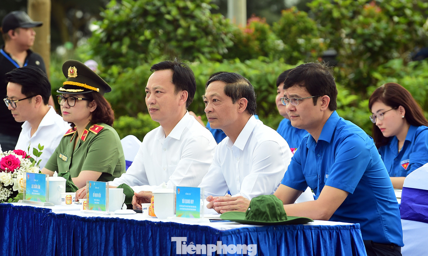 Cùng dự, có anh Ngô Văn Cương - Bí thư T.Ư Đoàn, Chủ nhiệm Ủy kiểm tra T.Ư Đoàn; anh Nguyễn Tường Lâm - Phó Chủ nhiệm thường trực UBQG về Thanh niên Việt Nam; chị Nguyễn Phạm Duy Trang - Bí thư T.Ư Đoàn, Chủ tịch Hội đồng Đội T.Ư; anh Nguyễn Minh Triết - Bí thư T.Ư Đoàn, Chủ tịch T.Ư Hội Sinh viên Việt Nam; lãnh đạo các bộ, ban, ngành T.Ư và lãnh đạo TP. Hải Phòng.