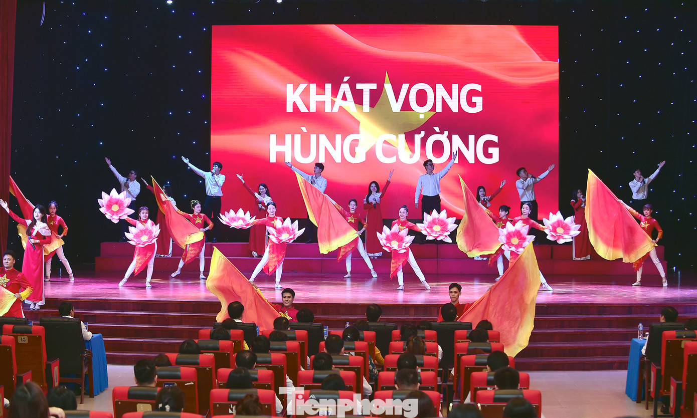 Chương trình nghệ thuật chào mừng với các tiết mục ca ngợi về tình yêu quê hương đất nước; ca ngợi Đảng và Bác Hồ kính yêu; khát vọng cống hiến của tuổi trẻ. Ảnh: Xuân Tùng
