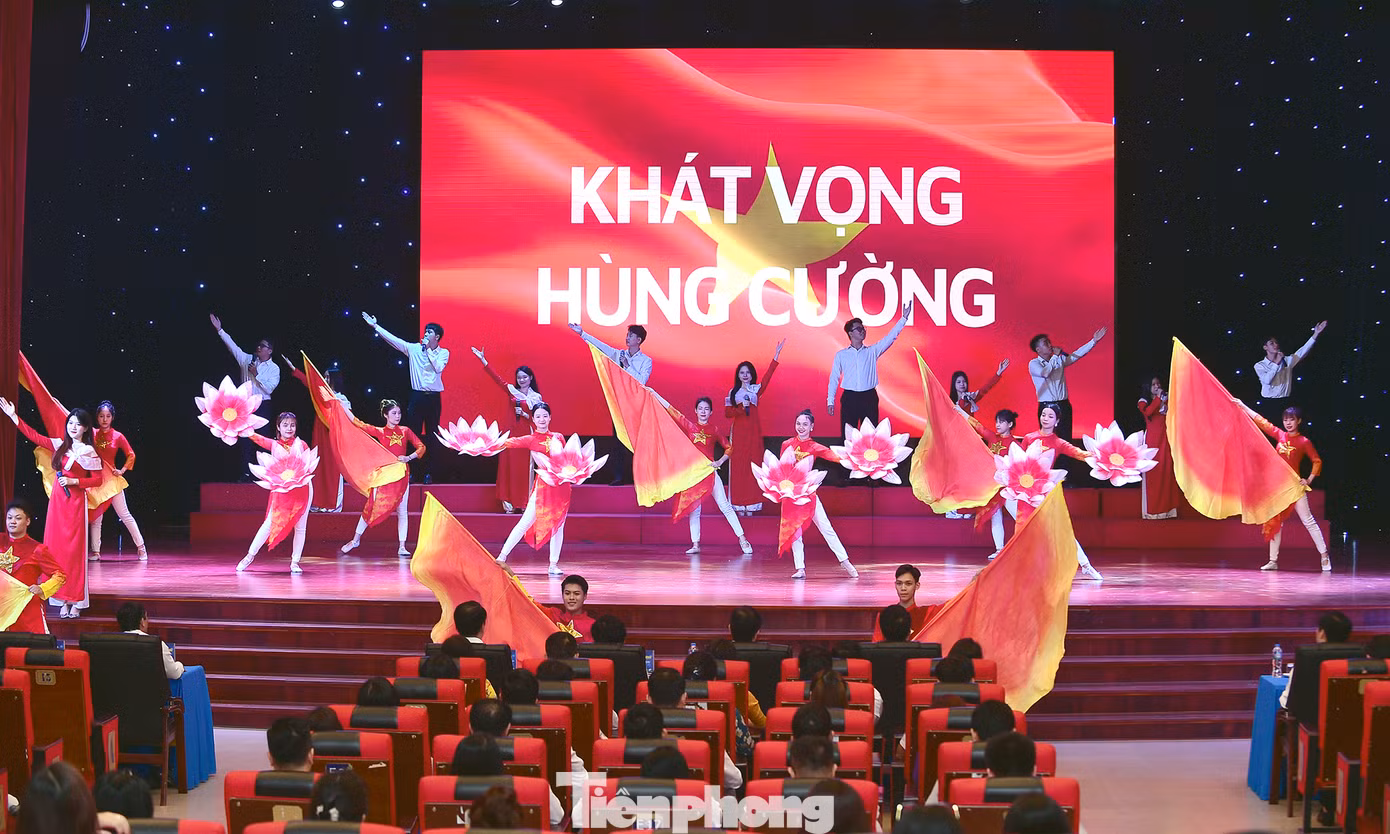 Chương trình nghệ thuật chào mừng với các tiết mục ca ngợi về tình yêu quê hương đất nước; ca ngợi Đảng và Bác Hồ kính yêu; khát vọng cống hiến của tuổi trẻ. Ảnh: Xuân Tùng