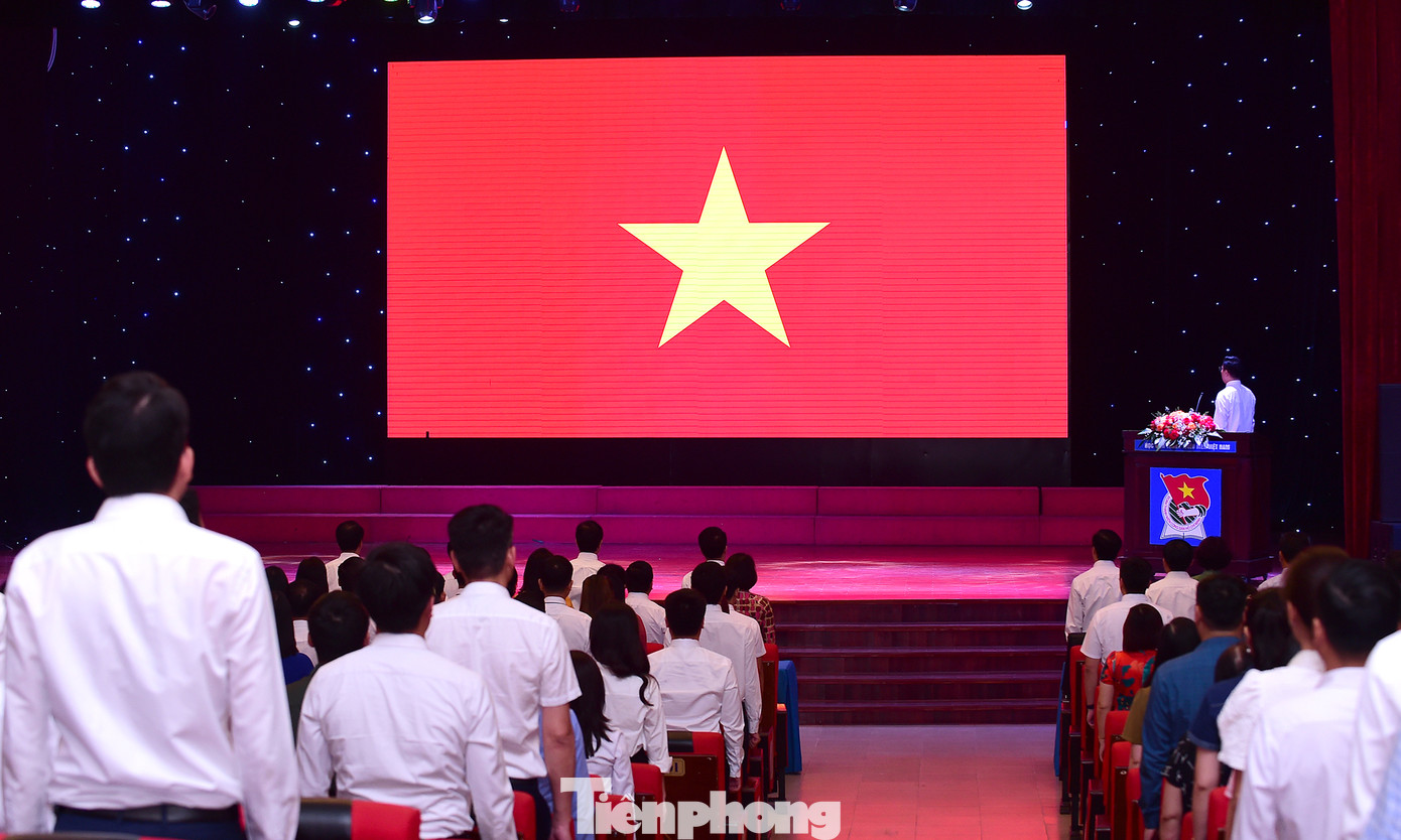 Các đại biểu tham dự hội nghị thực hiện nghi lễ chào cờ. Ảnh: Xuân Tùng