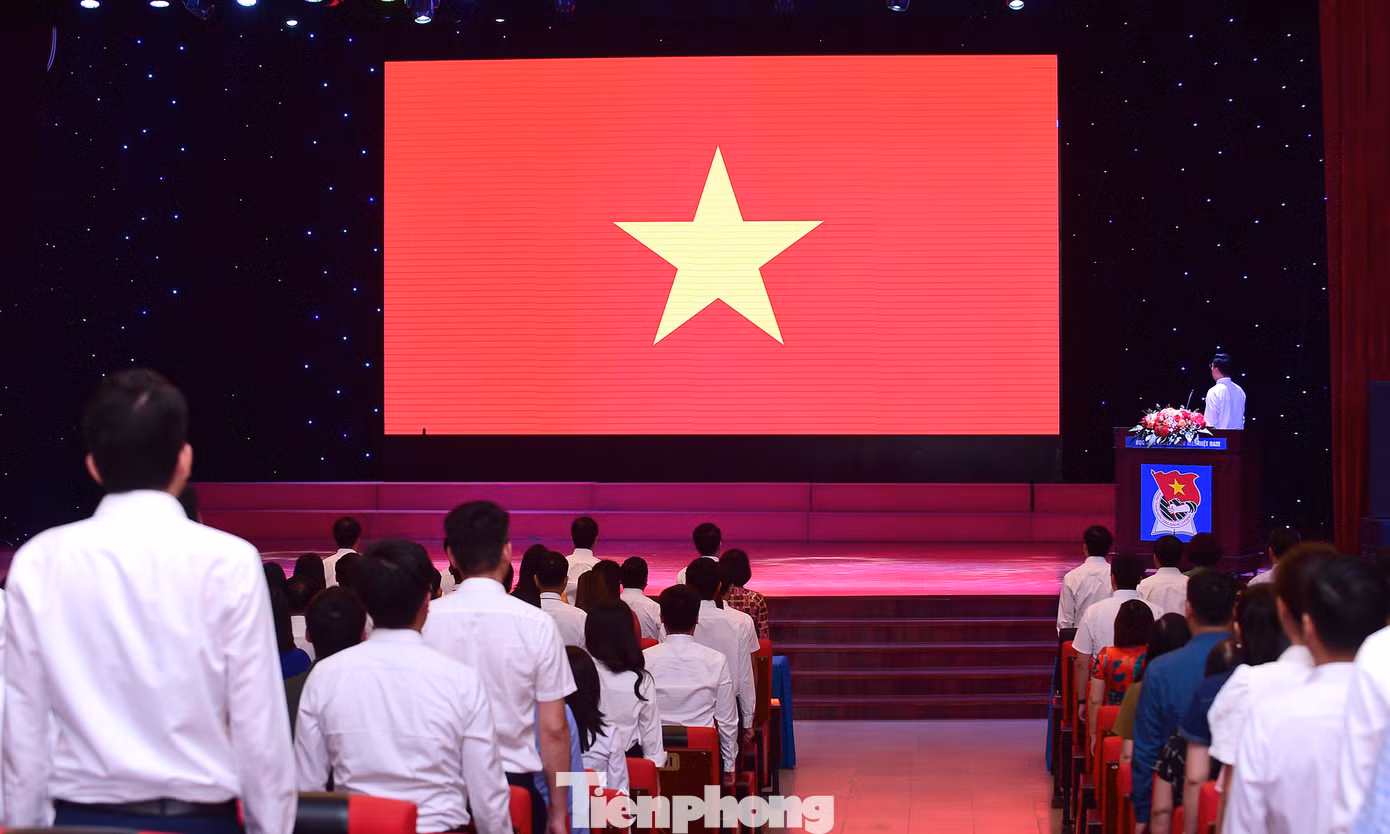 Các đại biểu tham dự hội nghị thực hiện nghi lễ chào cờ. Ảnh: Xuân Tùng