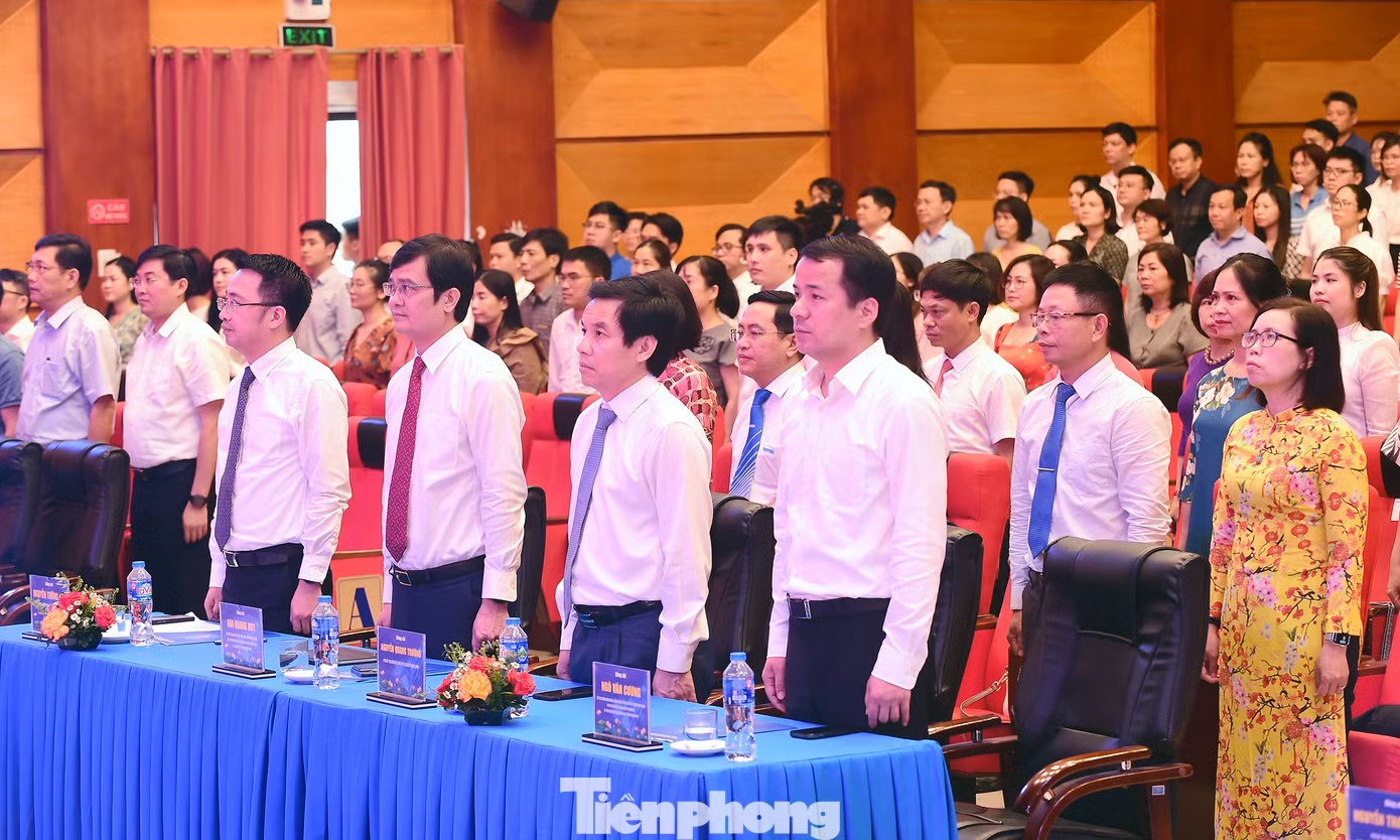 Dự hội nghị có ông Nguyễn Quang Trường – Phó Bí thư Đảng uỷ Khối Các cơ quan T.Ư. Về phía T.Ư Đoàn, có anh Bùi Quang Huy – Uỷ viên dự khuyết T.Ư Đảng, Bí thư thứ nhất T.Ư Đoàn, Bí thư Đảng uỷ T.Ư Đoàn; anh Ngô Văn Cương - Bí thư T.Ư Đoàn, Chủ nhiệm Ủy ban Kiểm tra T.Ư Đoàn; anh Nguyễn Tường Lâm - Bí thư T.Ư Đoàn, Phó Chủ nhiệm thường trực UBQG về Thanh niên Việt Nam; anh Nguyễn Thanh Tùng- Phó Bí thư thường trực Đảng ủy T.Ư Đoàn. Ảnh: Xuân Tùng