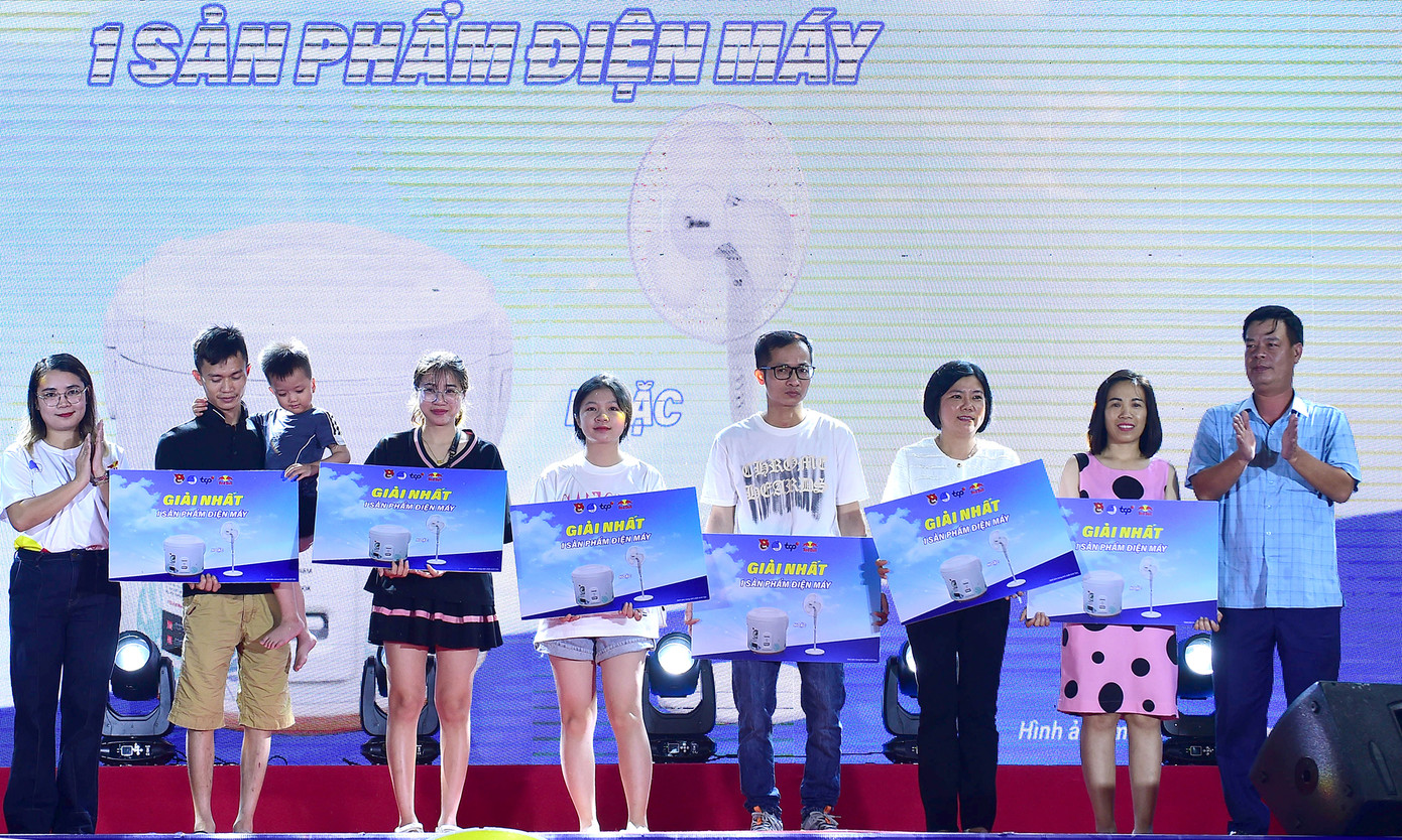 Các thanh niên công nhân may mắn trúng thưởng trong ngày hội. Ảnh: Xuân Tùng Các thanh niên công nhân may mắn trúng thưởng trong ngày hội. Ảnh: Xuân Tùng