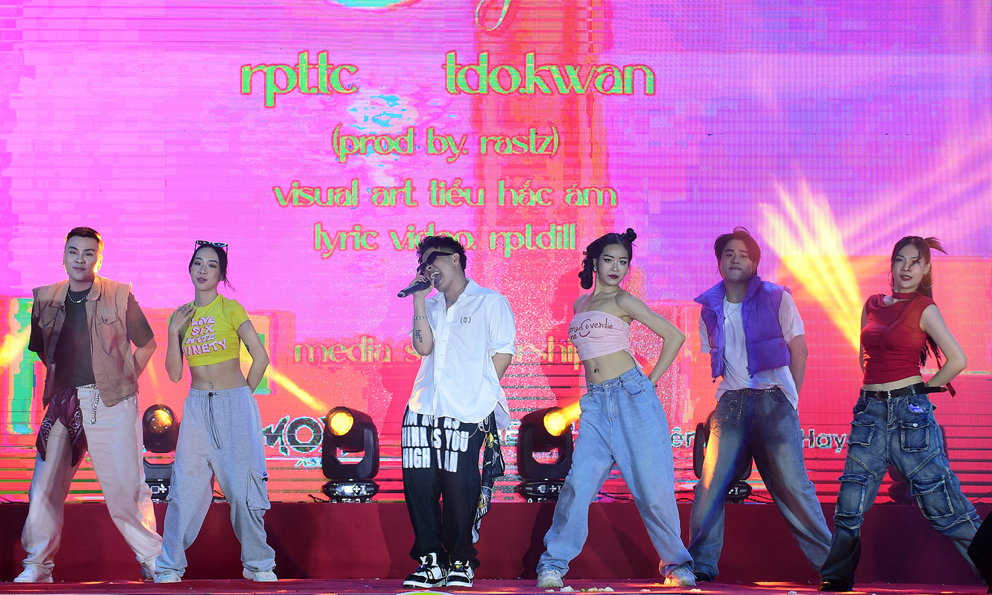 Các tiết mục văn nghệ trong đêm nhạc hội. Ảnh: Xuân Tùng Các tiết mục văn nghệ trong đêm nhạc hội. Ảnh: Xuân Tùng