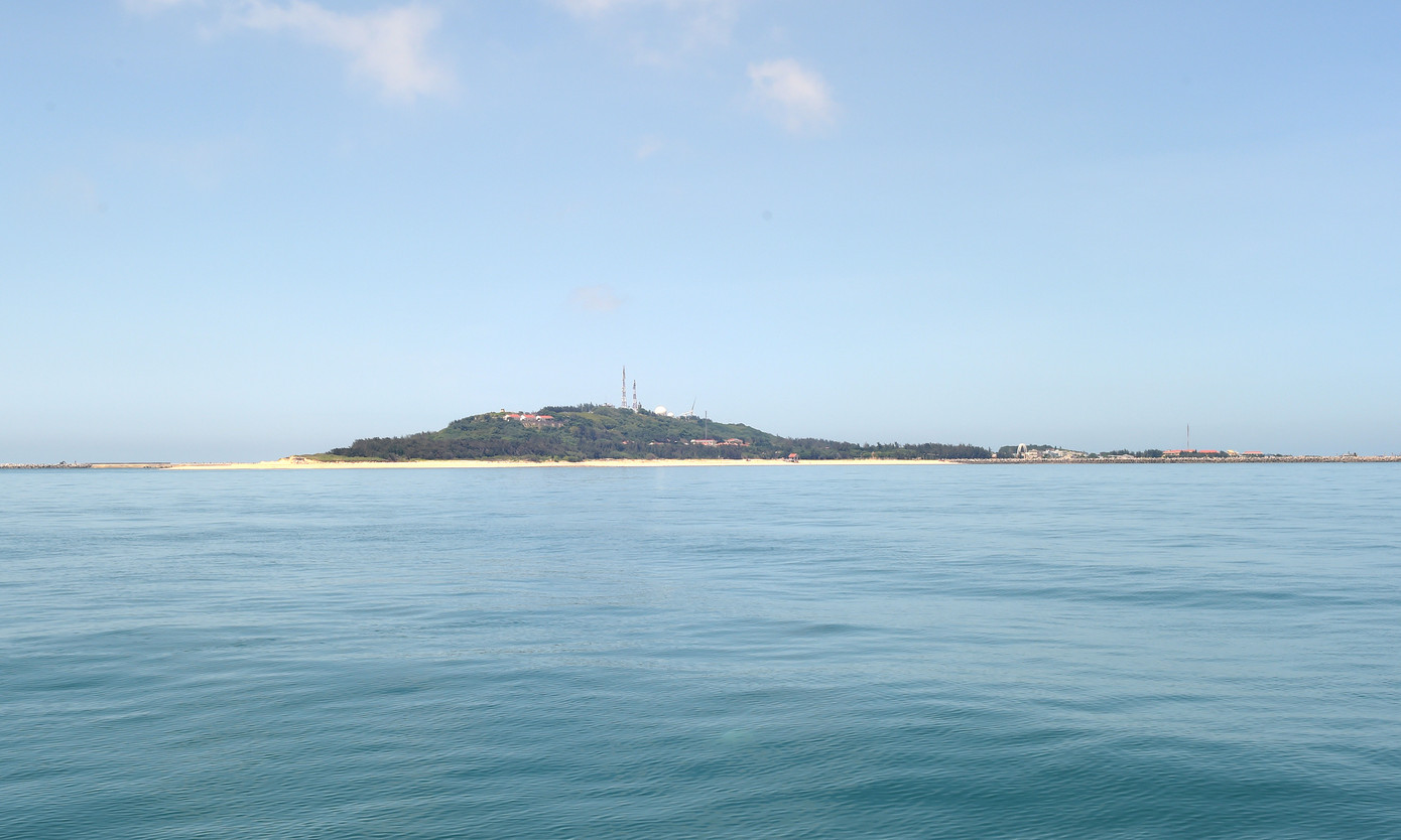 Đảo Thanh niên Bạch Long Vĩ hiện lên giữa trùng khơi. Ảnh: Xuân Tùng