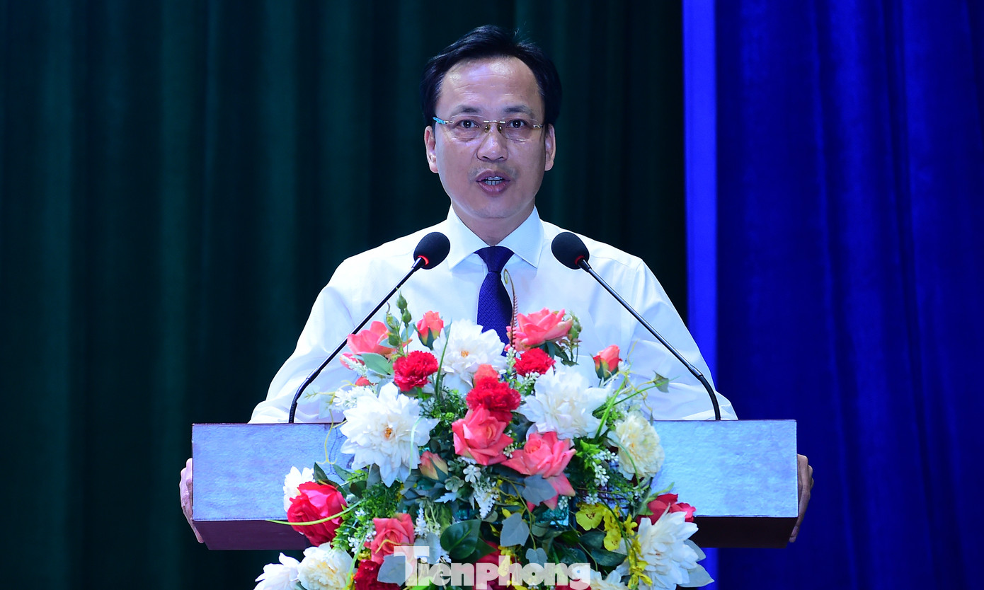 Ông Lại Xuân Lâm - Phó Bí thư thường trực Đảng uỷ Khối Các cơ quan T.Ư phát biểu tại chương trình. Ảnh: Xuân Tùng Ông Lại Xuân Lâm - Phó Bí thư thường trực Đảng uỷ Khối Các cơ quan T.Ư phát biểu tại chương trình. Ảnh: Xuân Tùng