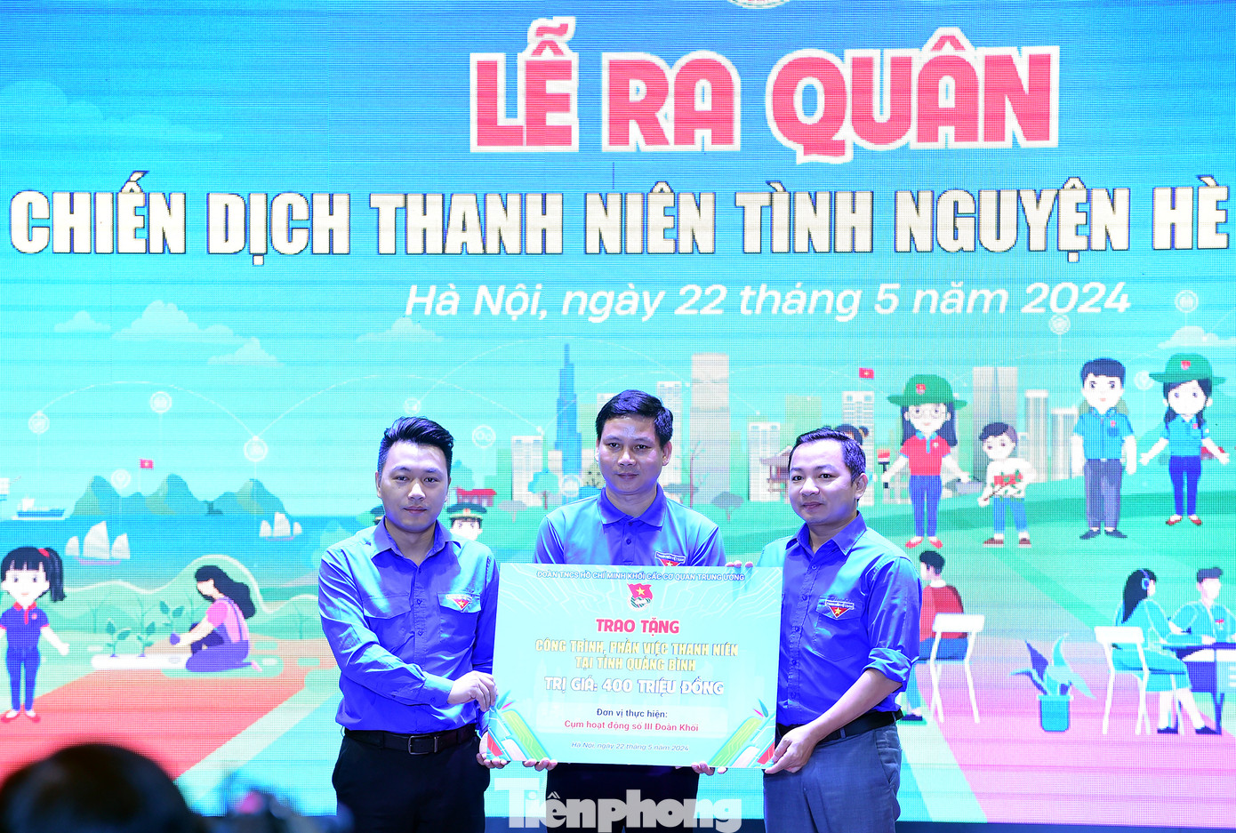 Trao biển tượng trưng tặng nguồn lực tại chương trình. Ảnh: Xuân Tùng Trao biển tượng trưng tặng nguồn lực tại chương trình. Ảnh: Xuân Tùng
