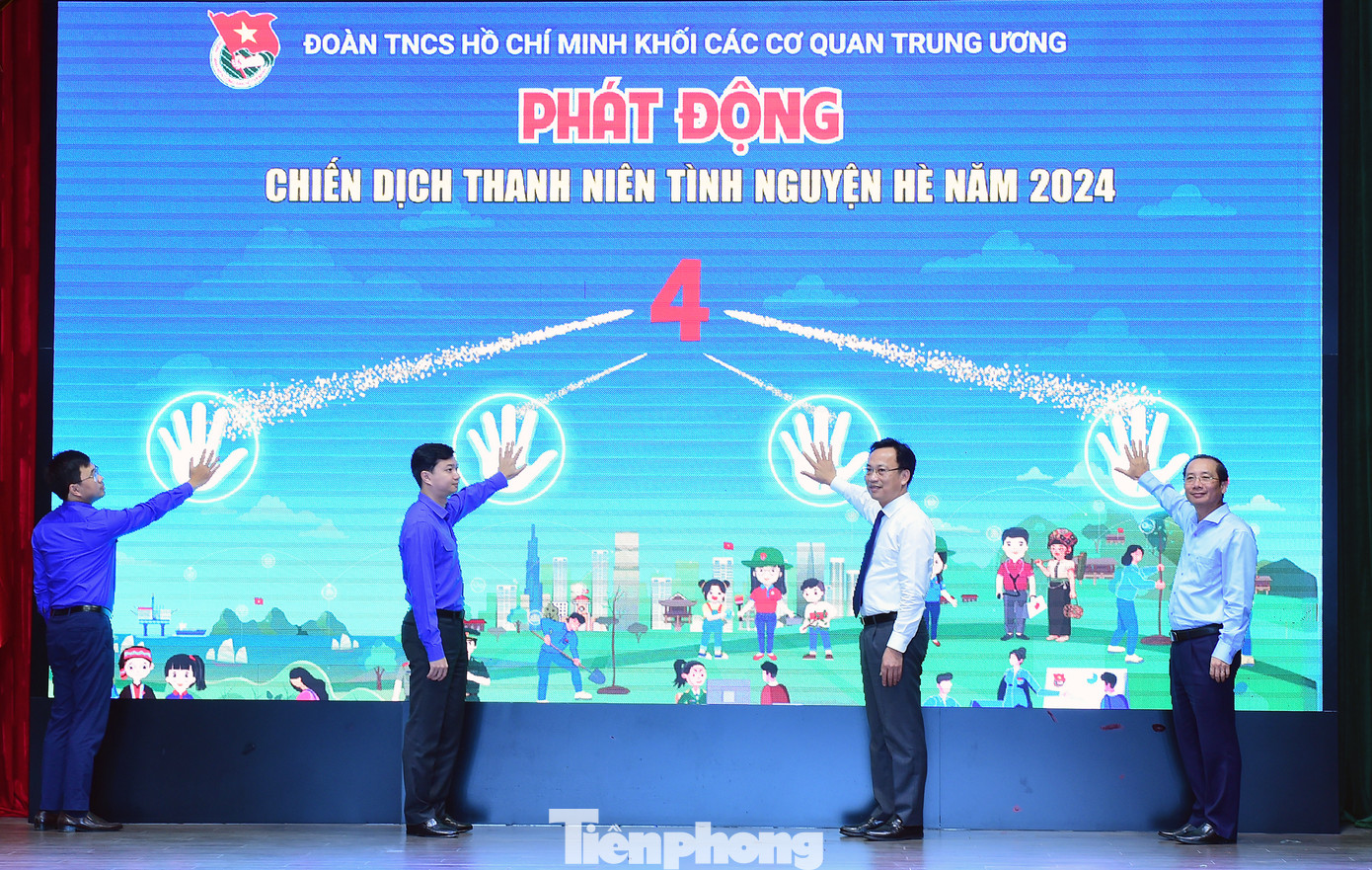 Phó Bí thư thường trực Đảng uỷ Khối Lại Xuân Lâm, Bí thư T.Ư Đoàn Nguyễn Minh Triết và các đại biểu thực hiện nghi thức phát động Chiến dịch Thanh niên tình nguyện Hè 2024. Ảnh: Xuân Tùng Phó Bí thư thường trực Đảng uỷ Khối Lại Xuân Lâm, Bí thư T.Ư Đoàn Nguyễn Minh Triết và các đại biểu thực hiện nghi thức phát động Chiến dịch Thanh niên tình nguyện Hè 2024. Ảnh: Xuân Tùng