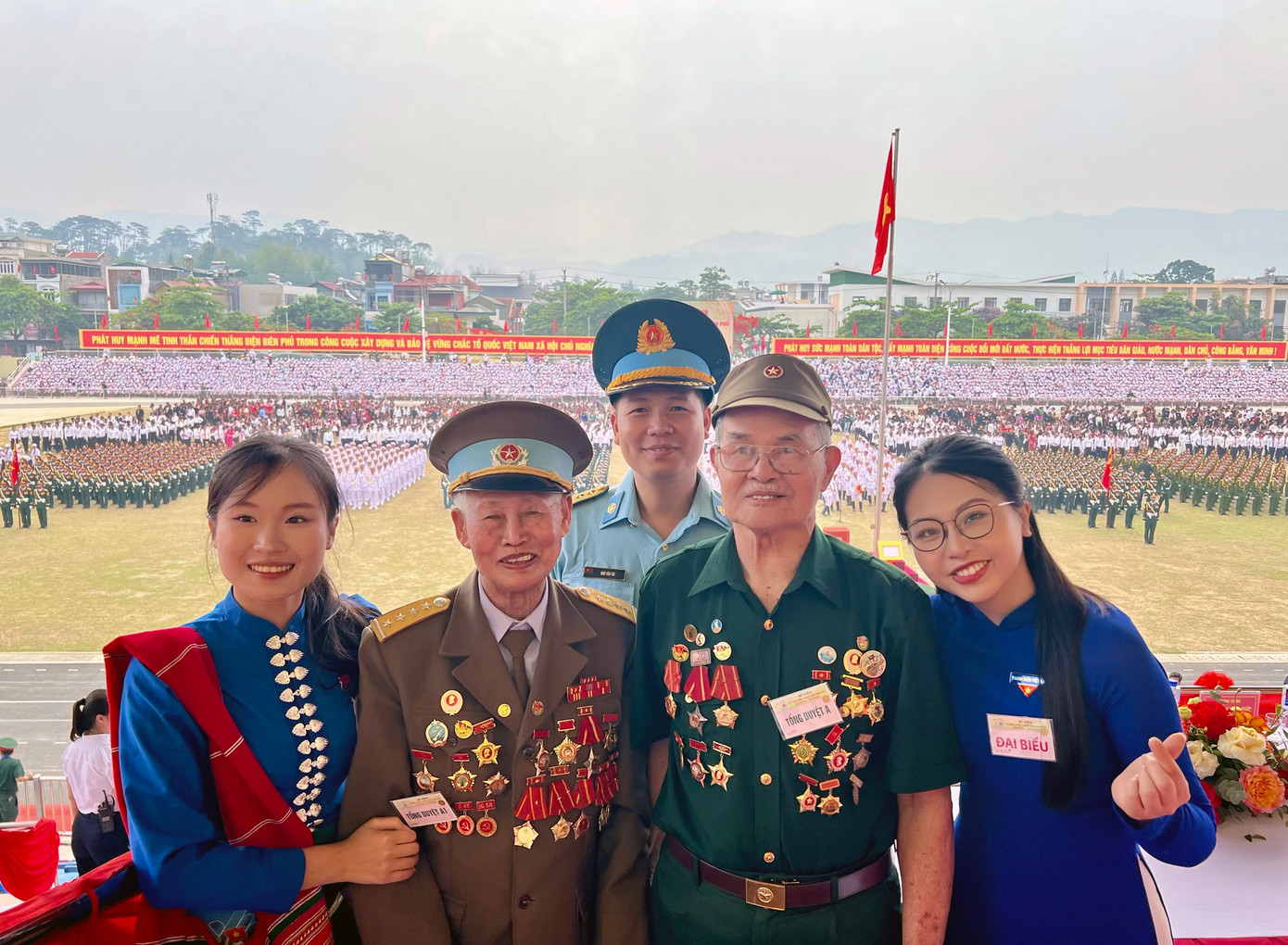 Vũ Quỳnh Anh (ngoài cùng bên phải) cùng ông ngoại (thứ hai từ phải sang) tại lễ tổng duyệt chương trình. Ảnh: NVCC